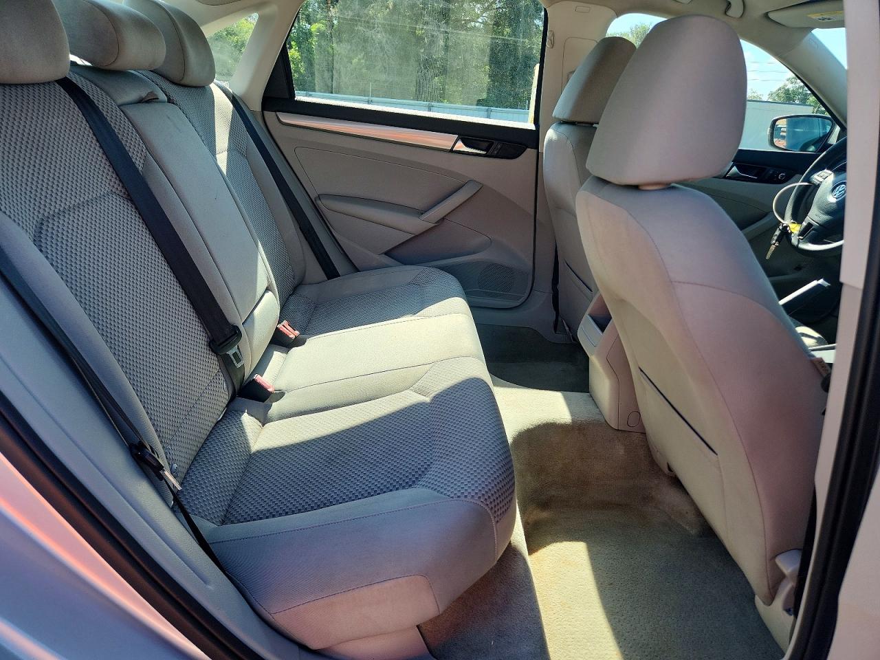 2013 Volkswagen Passat S Серебряный vin: 1VWAH7A3XDC043129
