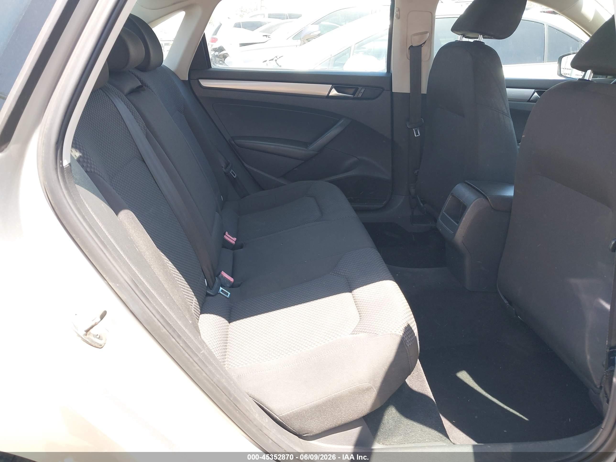 2013 Volkswagen Passat 2.5l S Silver vin: 1VWAP7A30DC020803