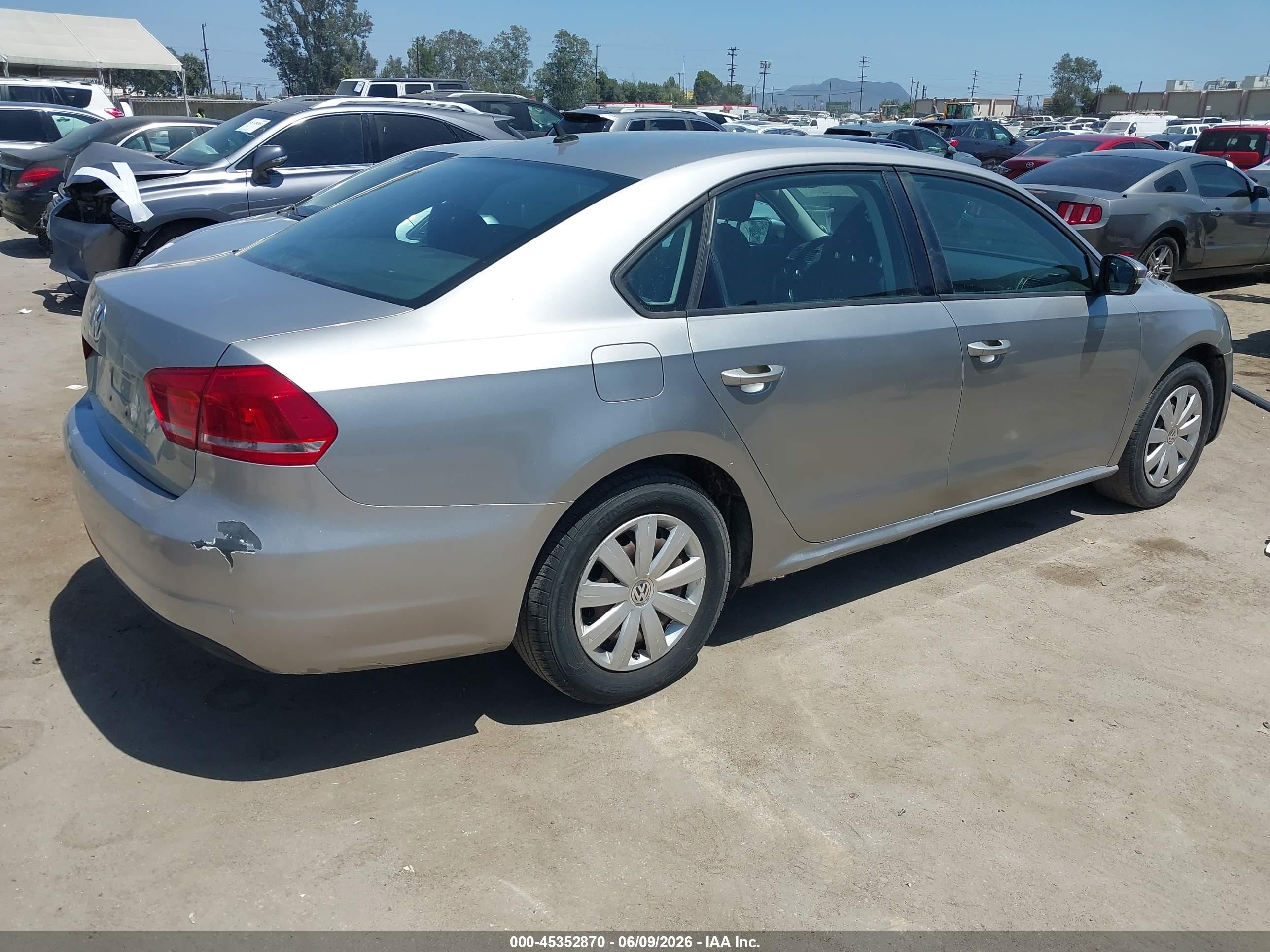 2013 Volkswagen Passat 2.5l S Silver vin: 1VWAP7A30DC020803