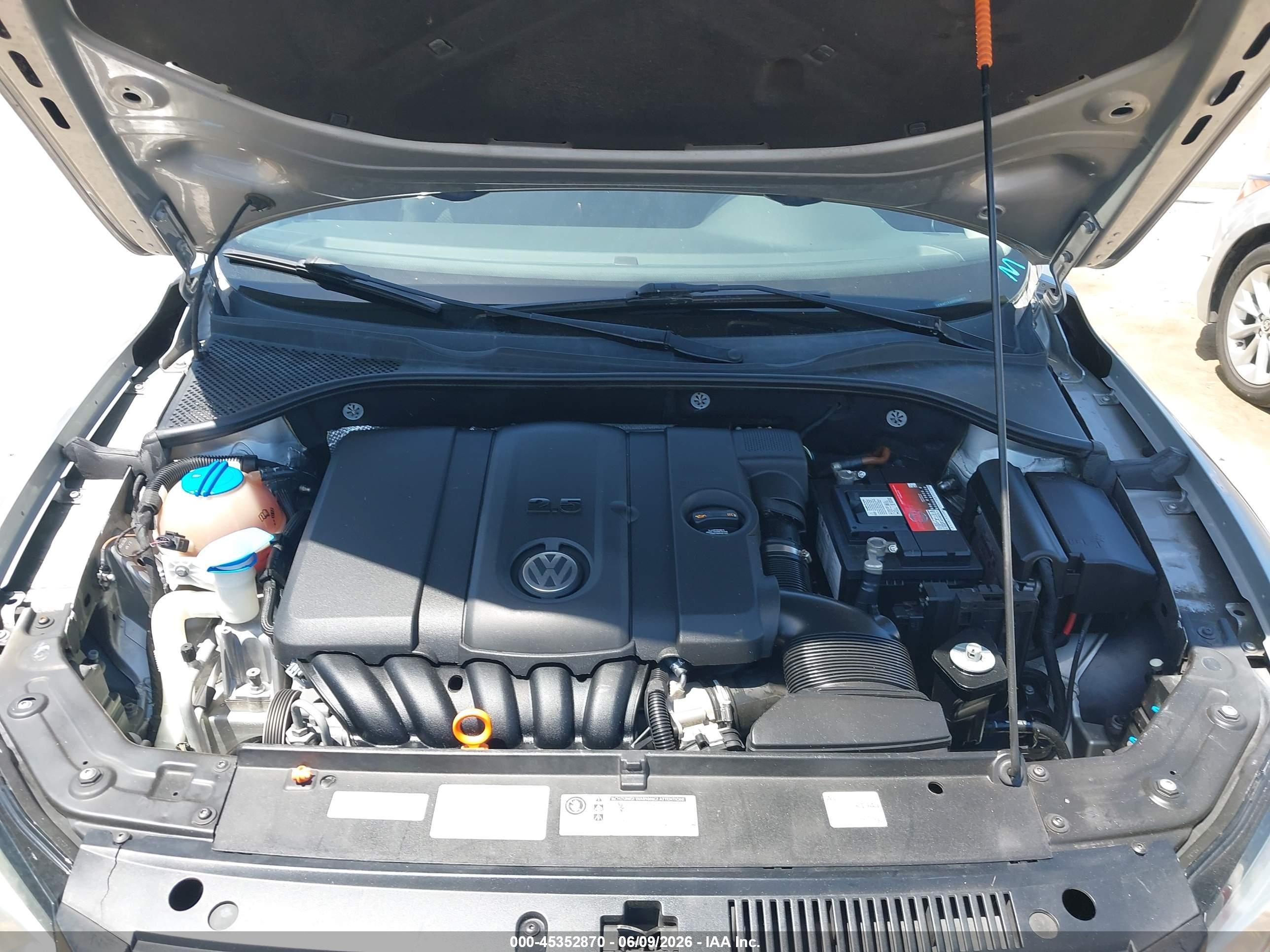 2013 Volkswagen Passat 2.5l S Silver vin: 1VWAP7A30DC020803