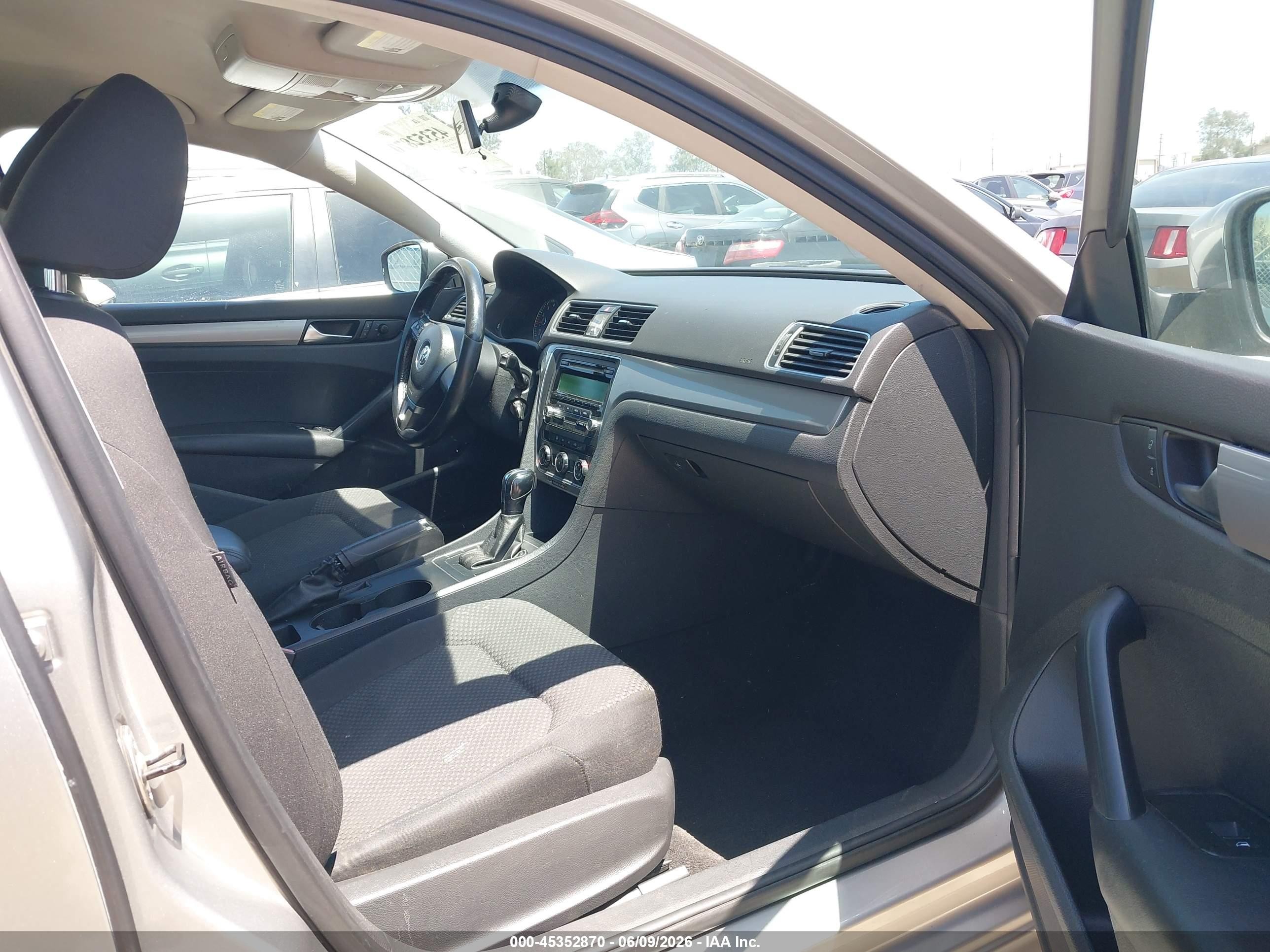 2013 Volkswagen Passat 2.5l S Silver vin: 1VWAP7A30DC020803