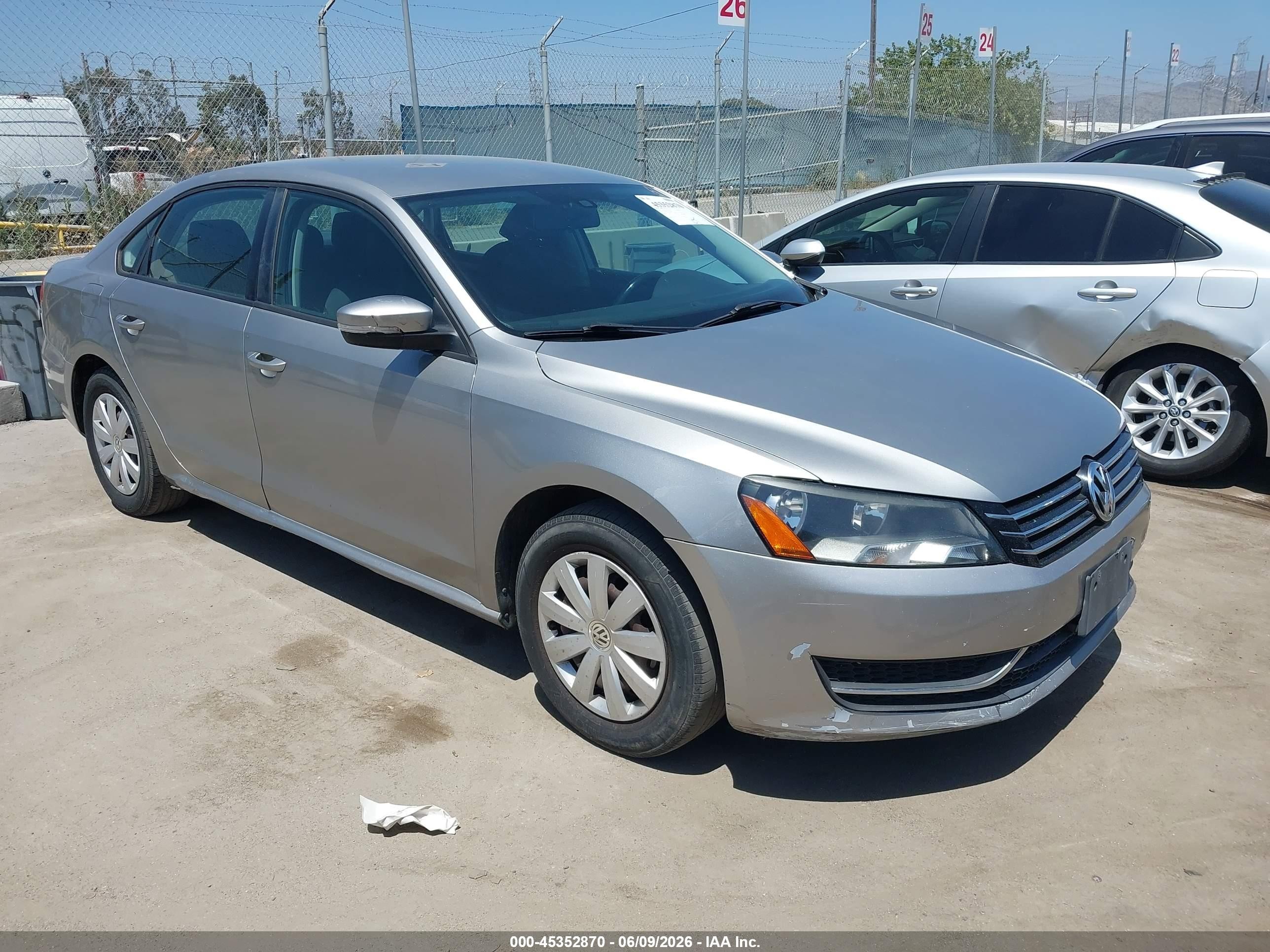 2013 Volkswagen Passat 2.5l S Silver vin: 1VWAP7A30DC020803