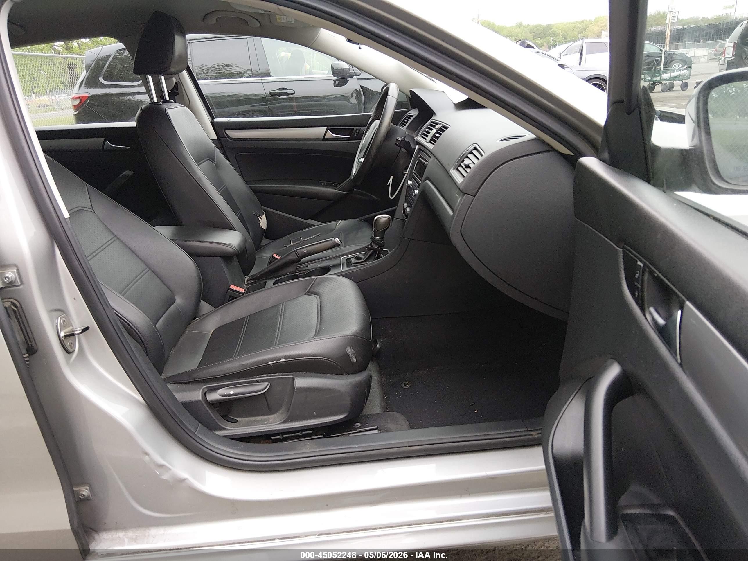 2014 Volkswagen Passat 2.5l Wolfsburg Edition Silver vin: 1VWAP7A30EC005459