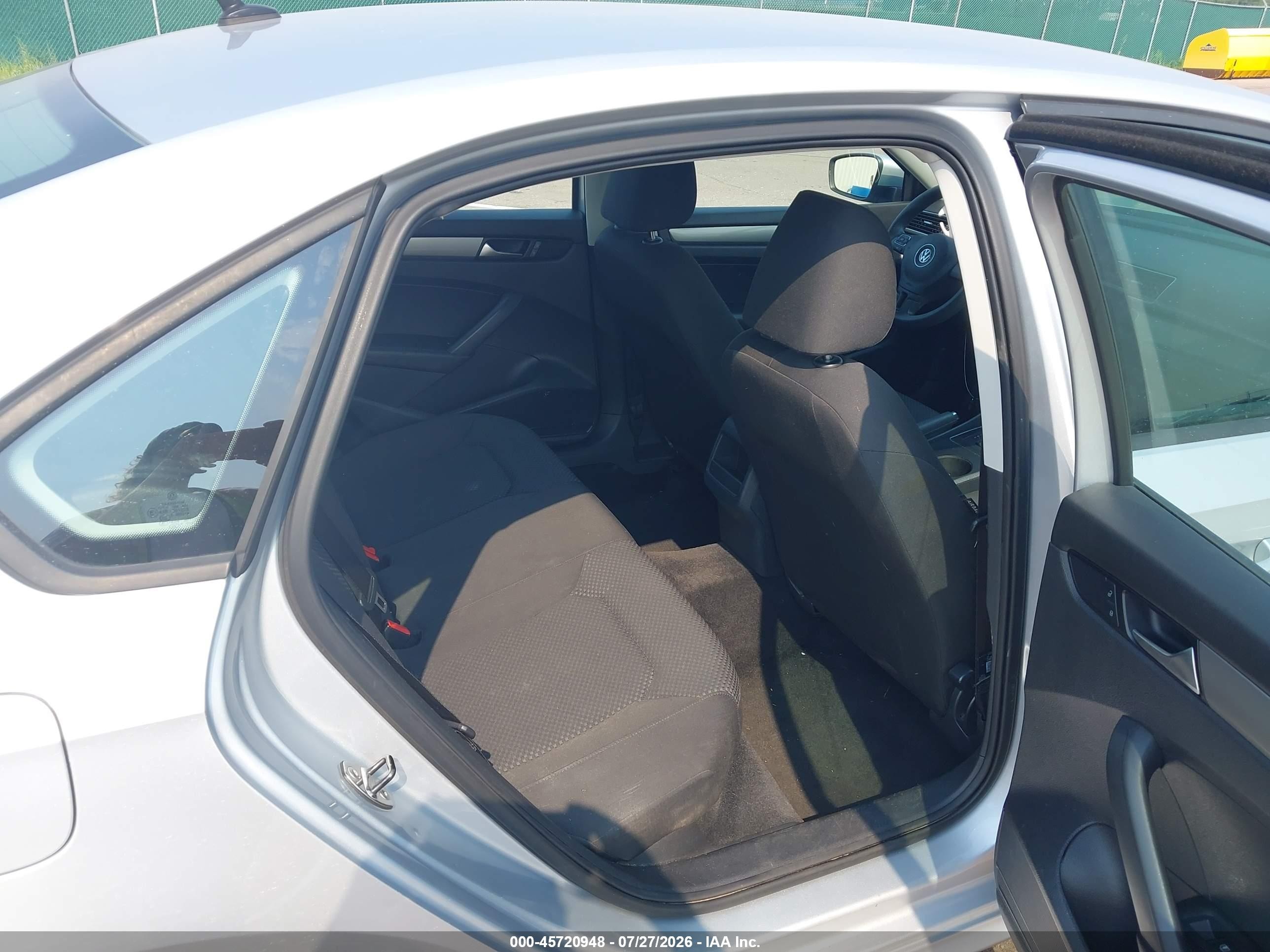 2014 Volkswagen Passat 2.5l S Silver vin: 1VWAP7A30EC009950