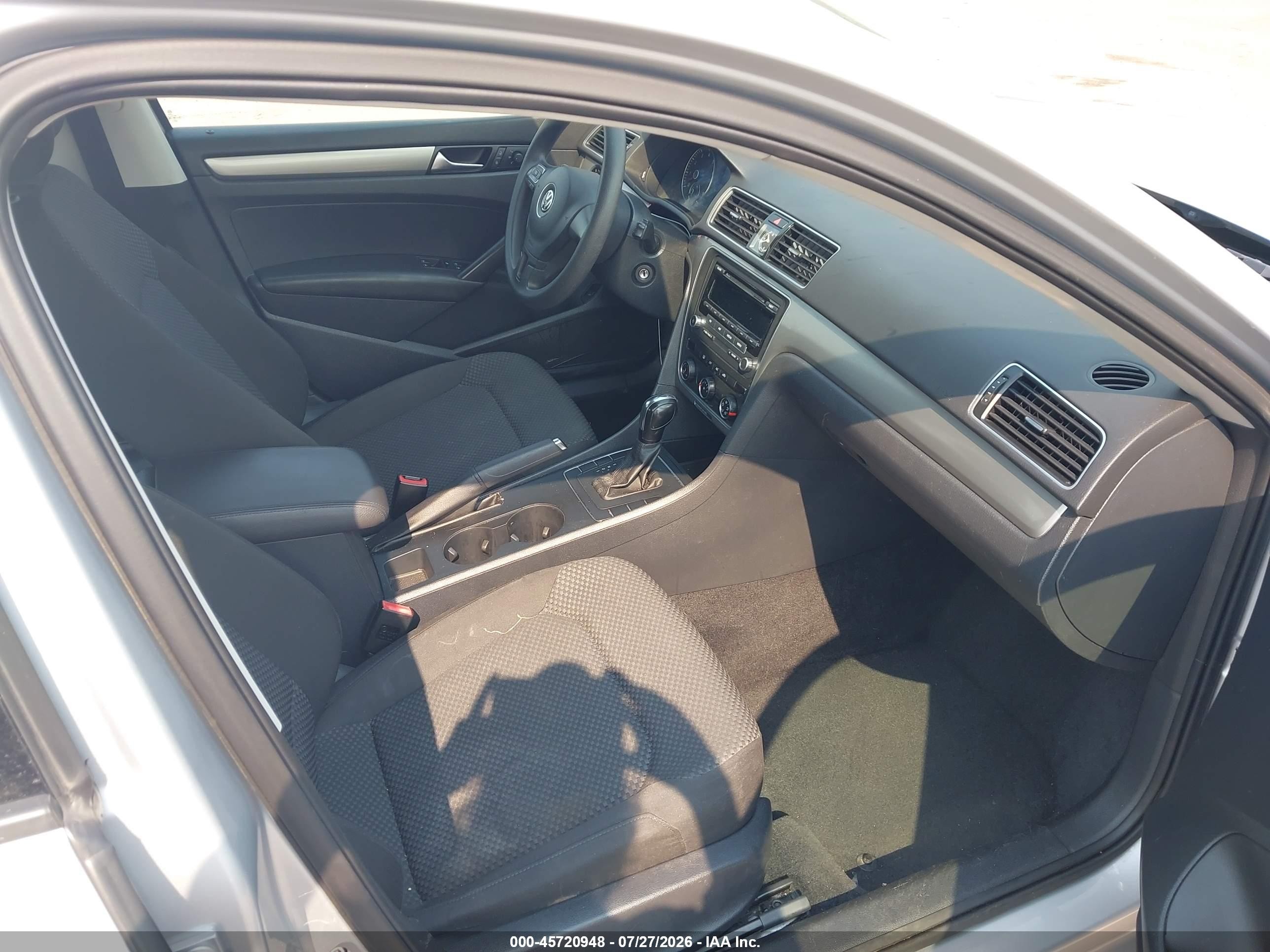 2014 Volkswagen Passat 2.5l S Silver vin: 1VWAP7A30EC009950