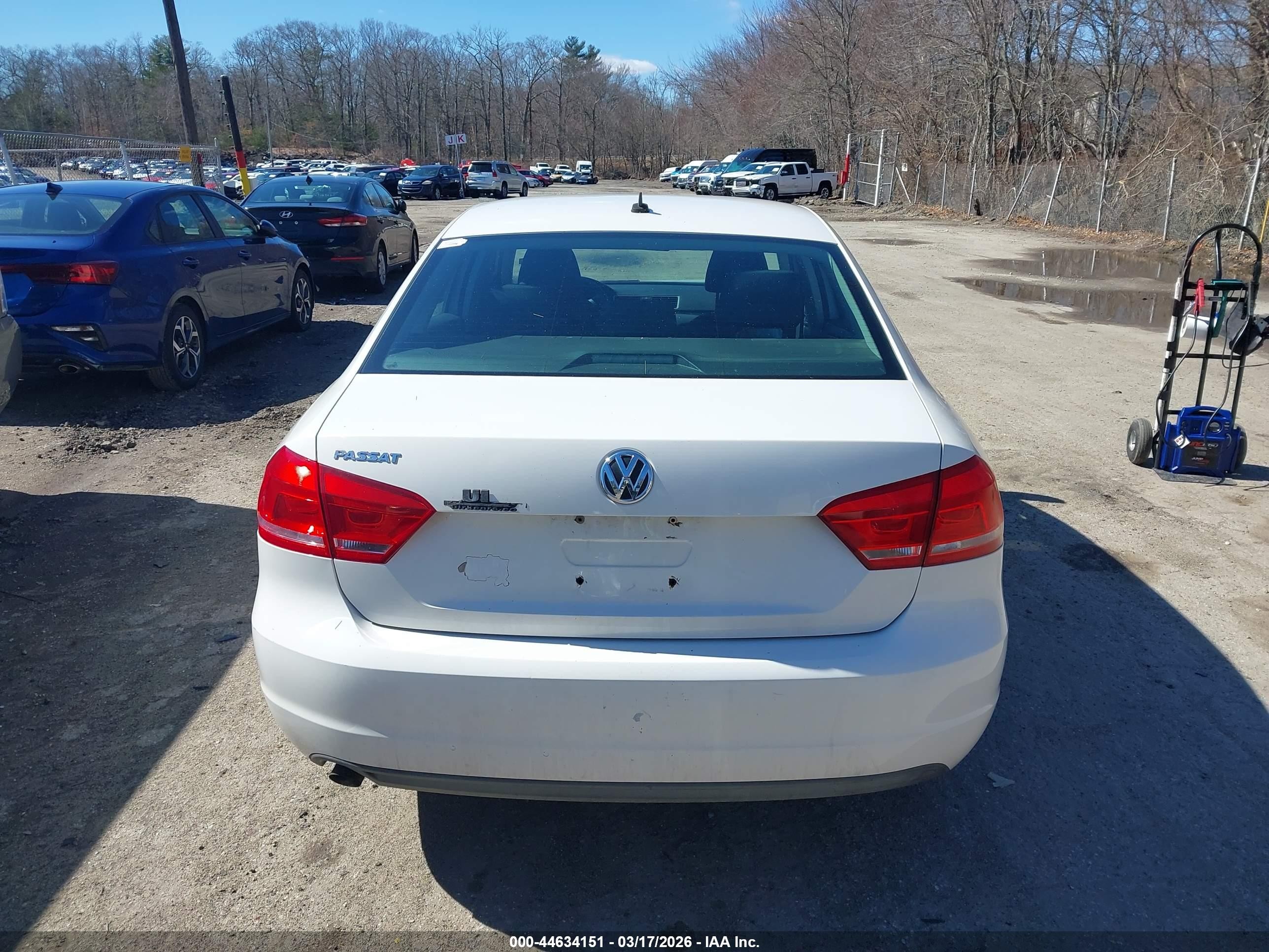 2012 Volkswagen Passat 2.5l S White vin: 1VWAP7A31CC027919
