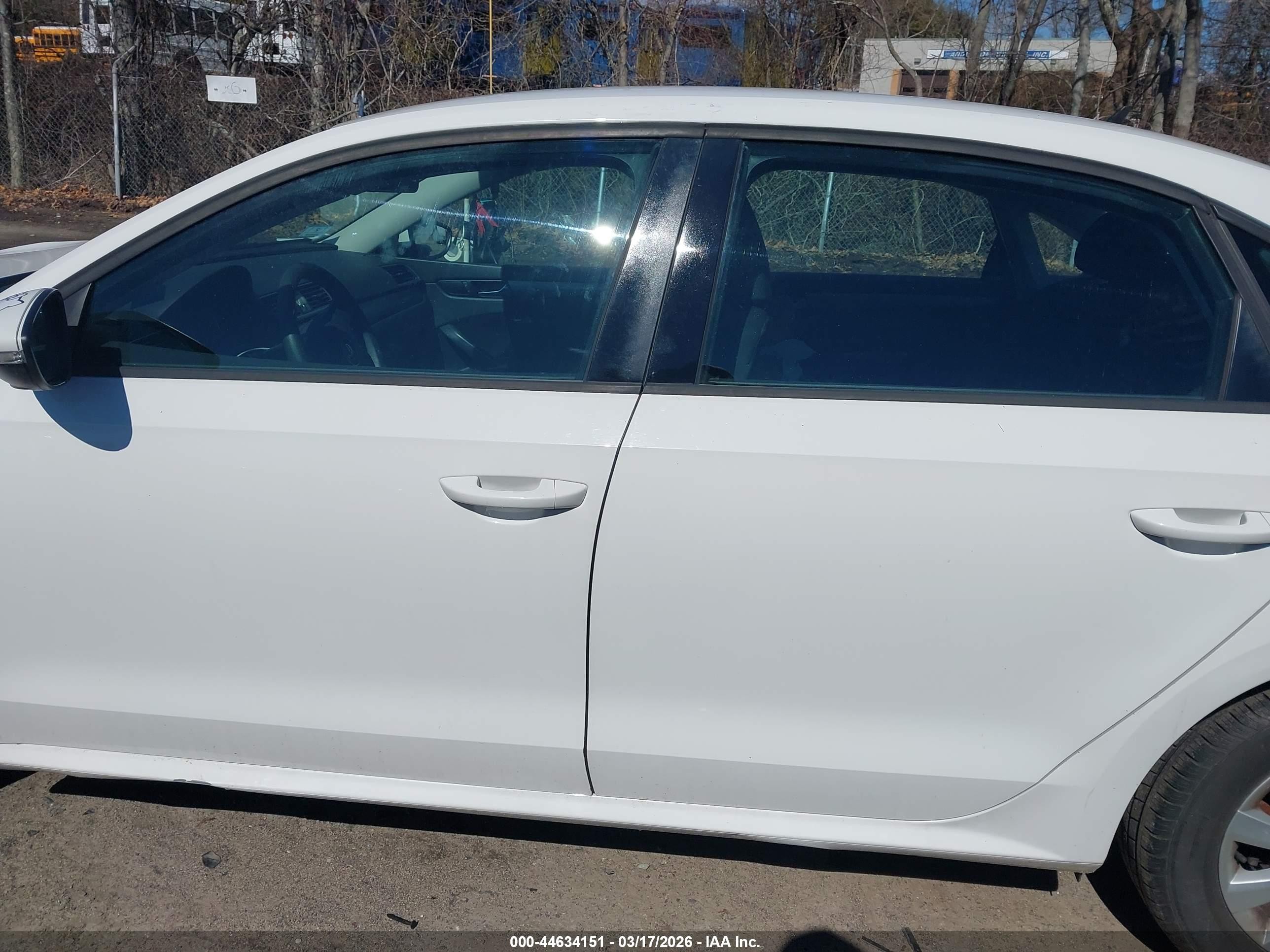2012 Volkswagen Passat 2.5l S White vin: 1VWAP7A31CC027919