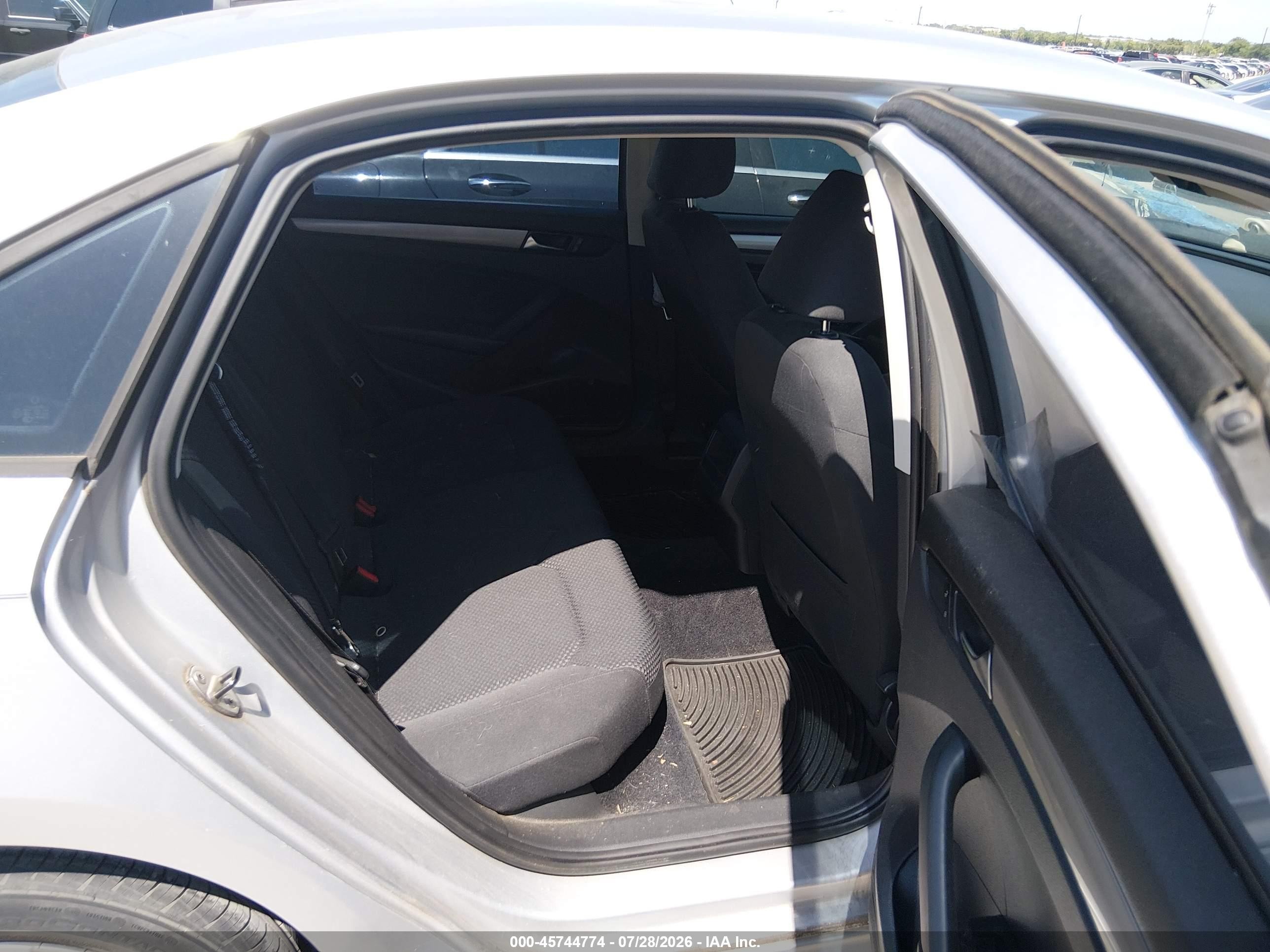 2013 Volkswagen Passat 2.5l S Silver vin: 1VWAP7A31DC075065
