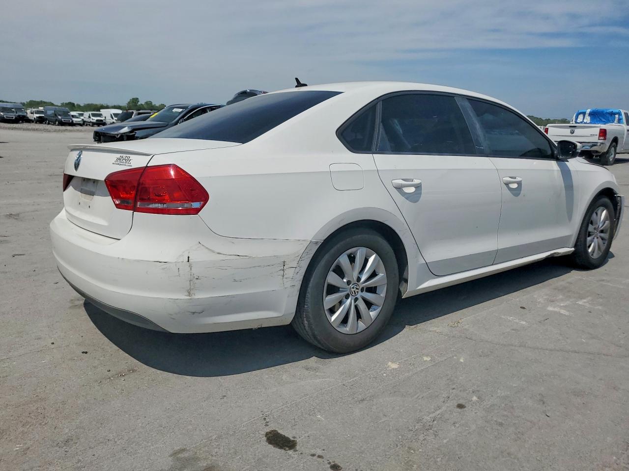 2013 Volkswagen Passat S White vin: 1VWAP7A31DC104676