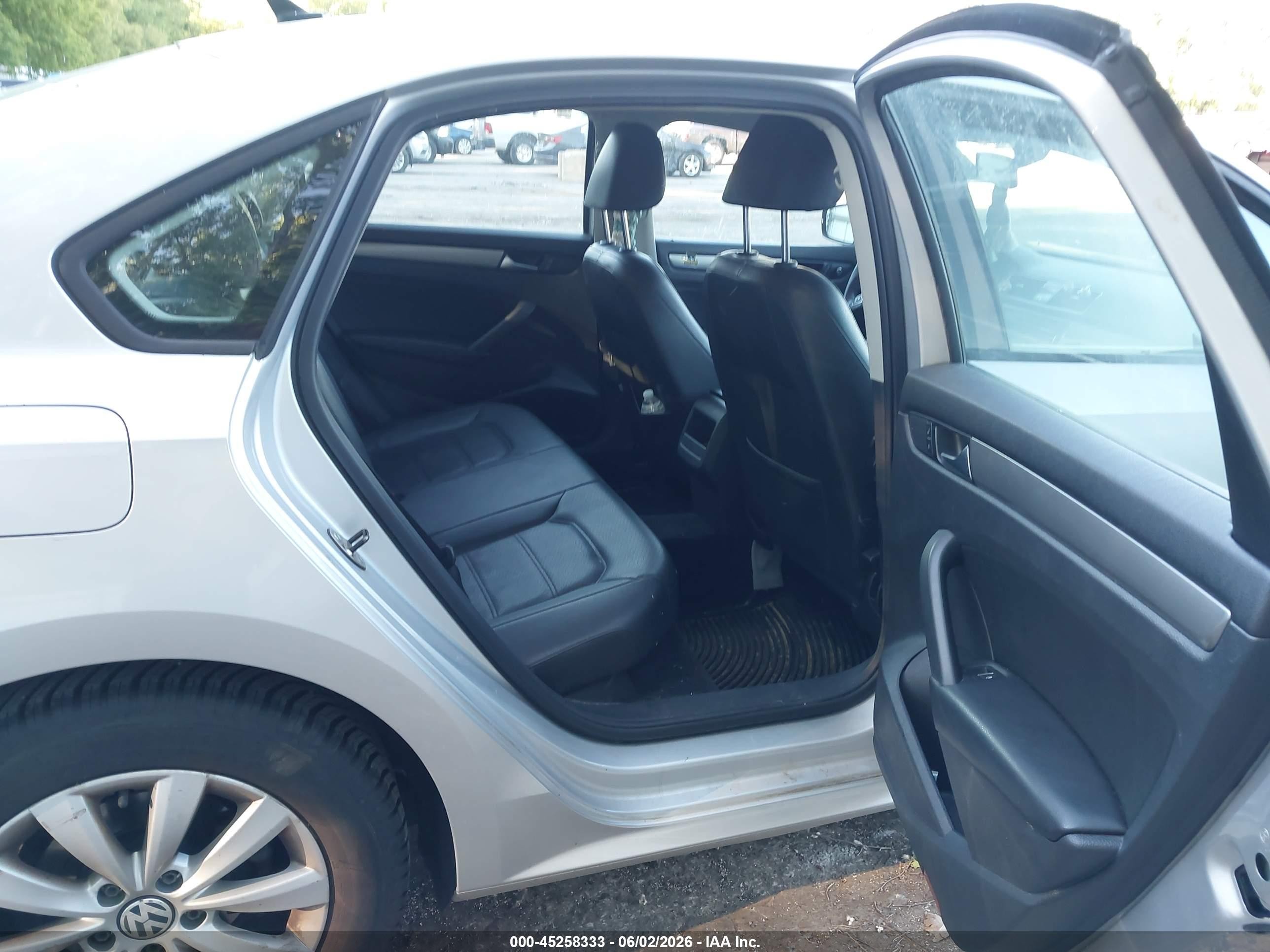 2013 Volkswagen Passat 2.5l Wolfsburg Edition Silver vin: 1VWAP7A31DC133904