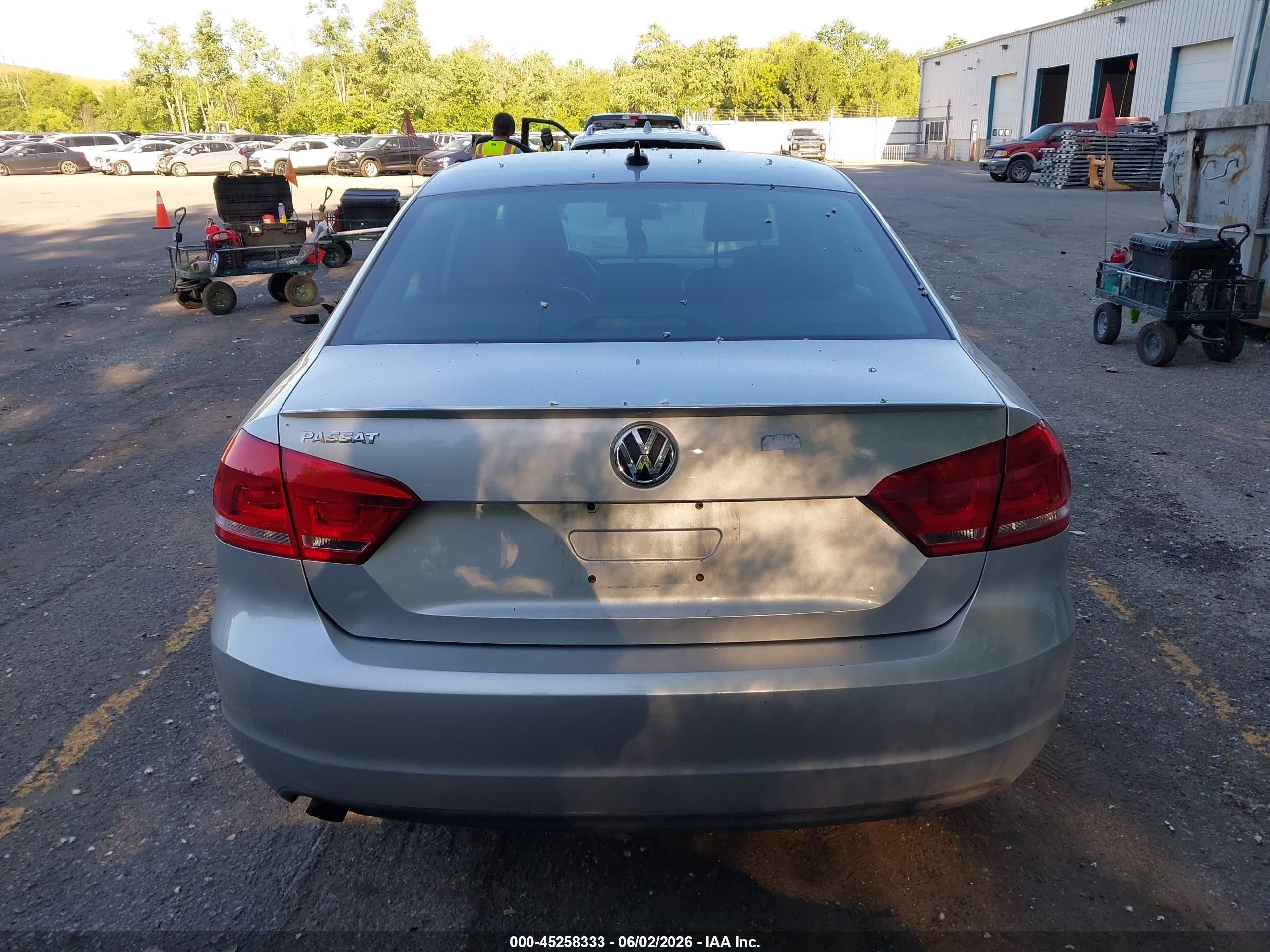 2013 Volkswagen Passat 2.5l Wolfsburg Edition Silver vin: 1VWAP7A31DC133904