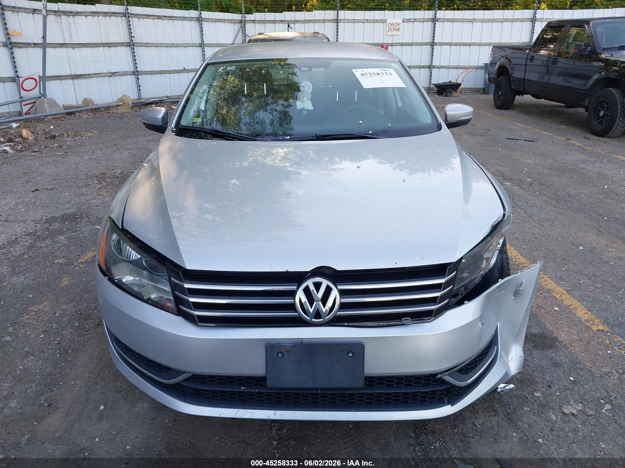 2013 Volkswagen Passat 2.5l Wolfsburg Edition Silver vin: 1VWAP7A31DC133904