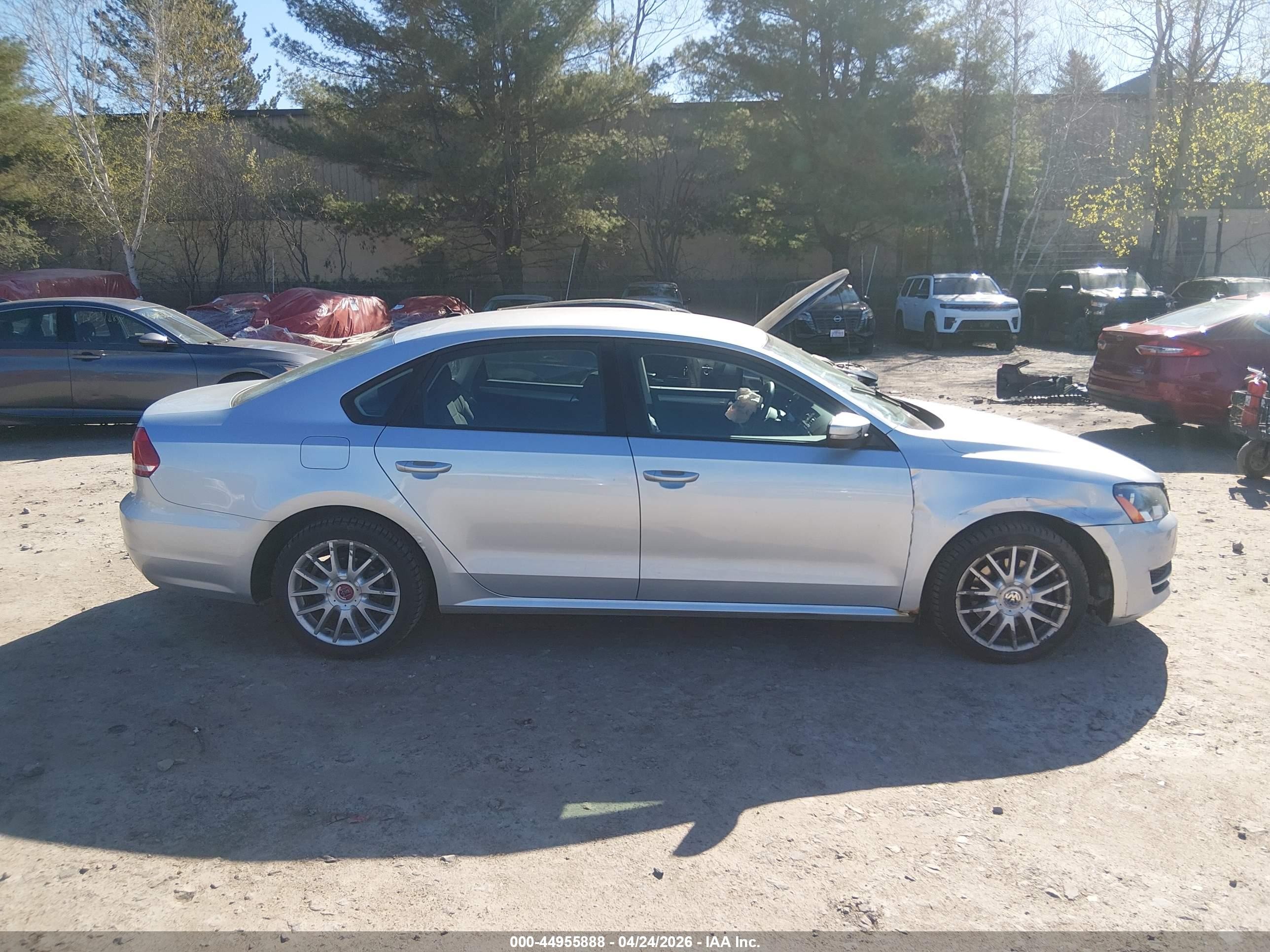 2014 Volkswagen Passat 2.5l S Silver vin: 1VWAP7A31EC020181