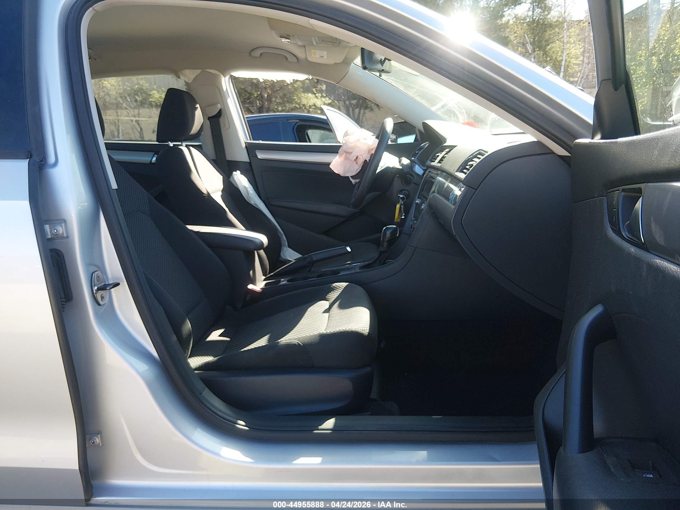 2014 Volkswagen Passat 2.5l S Silver vin: 1VWAP7A31EC020181