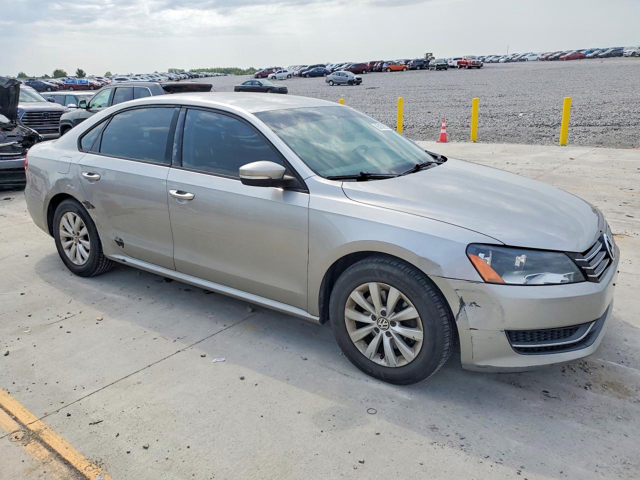 2013 Volkswagen Passat S Silver vin: 1VWAP7A32DC088102