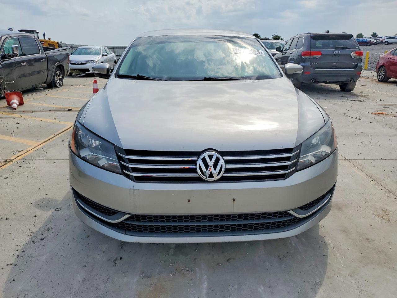 2013 Volkswagen Passat S Silver vin: 1VWAP7A32DC088102