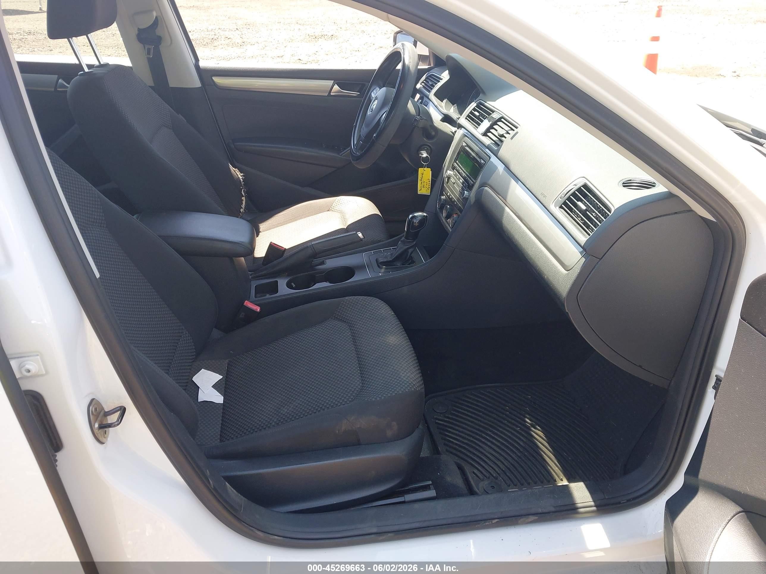 2013 Volkswagen Passat 2.5l S White vin: 1VWAP7A32DC135208