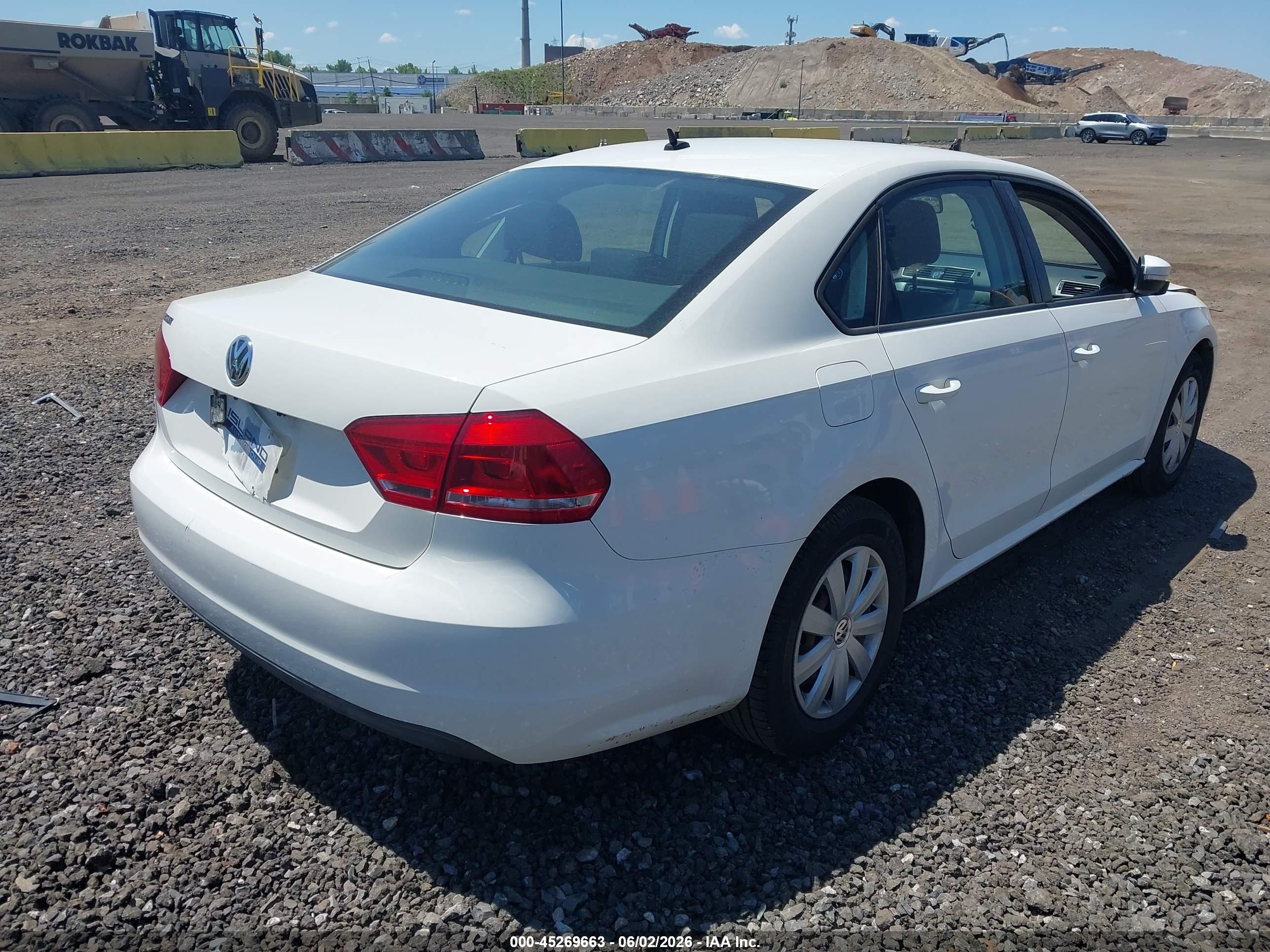 2013 Volkswagen Passat 2.5l S White vin: 1VWAP7A32DC135208