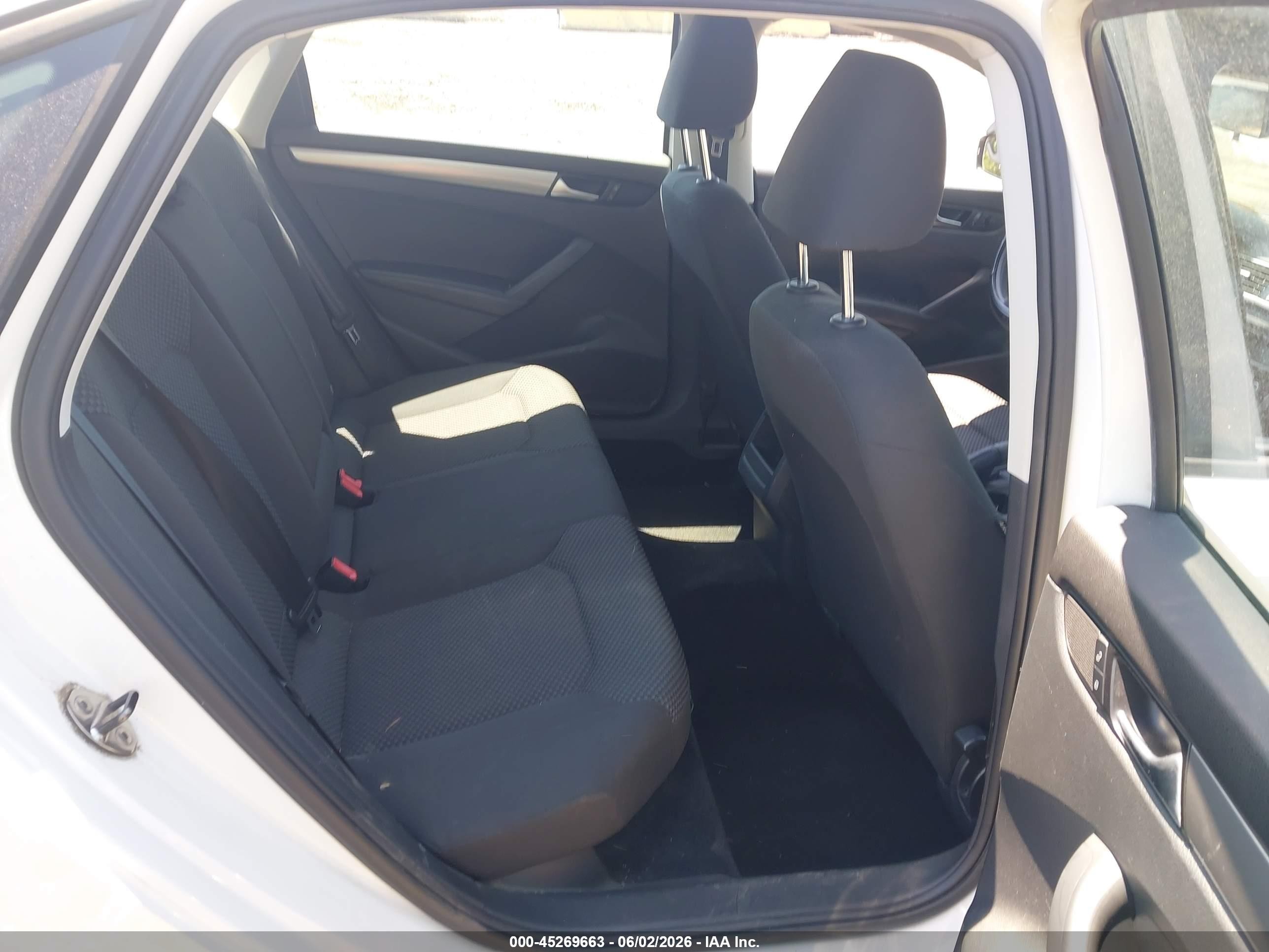 2013 Volkswagen Passat 2.5l S White vin: 1VWAP7A32DC135208