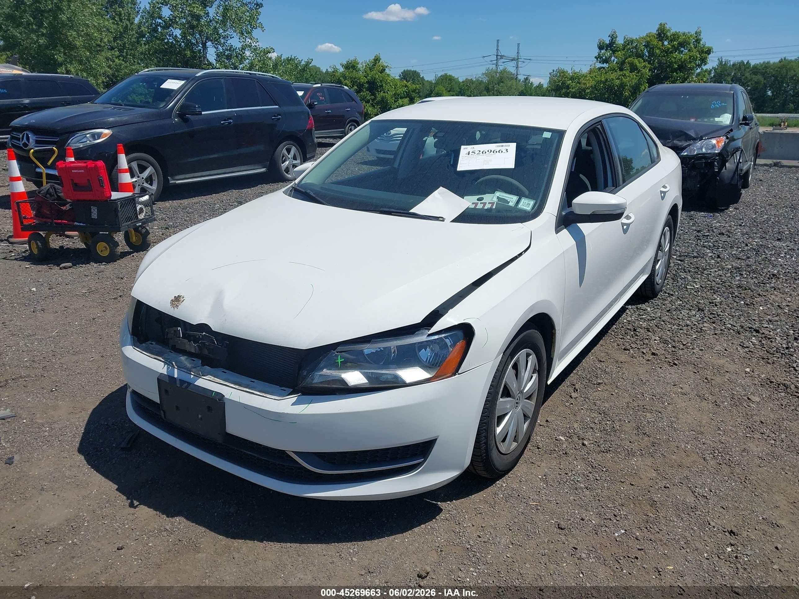 2013 Volkswagen Passat 2.5l S White vin: 1VWAP7A32DC135208