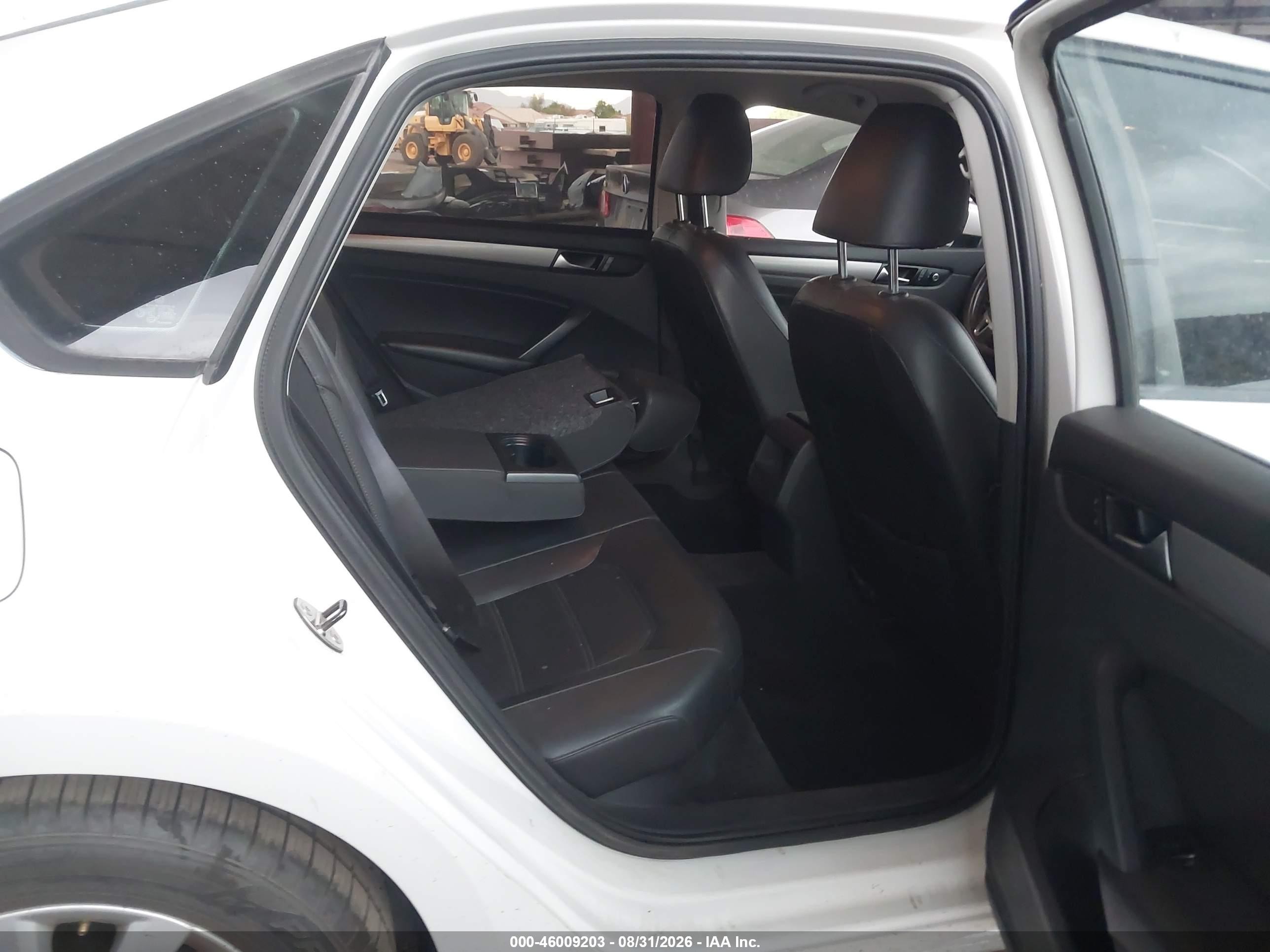 2014 Volkswagen Passat 2.5l Wolfsburg Edition White vin: 1VWAP7A32EC021923