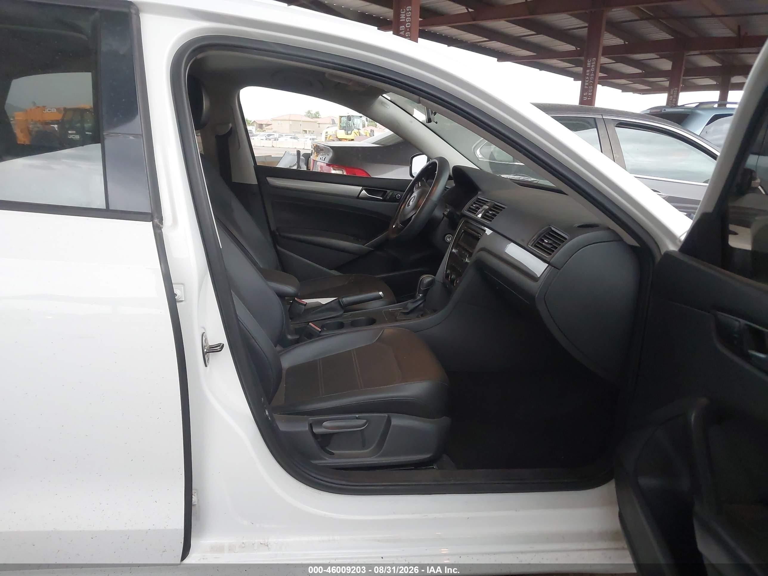 2014 Volkswagen Passat 2.5l Wolfsburg Edition White vin: 1VWAP7A32EC021923