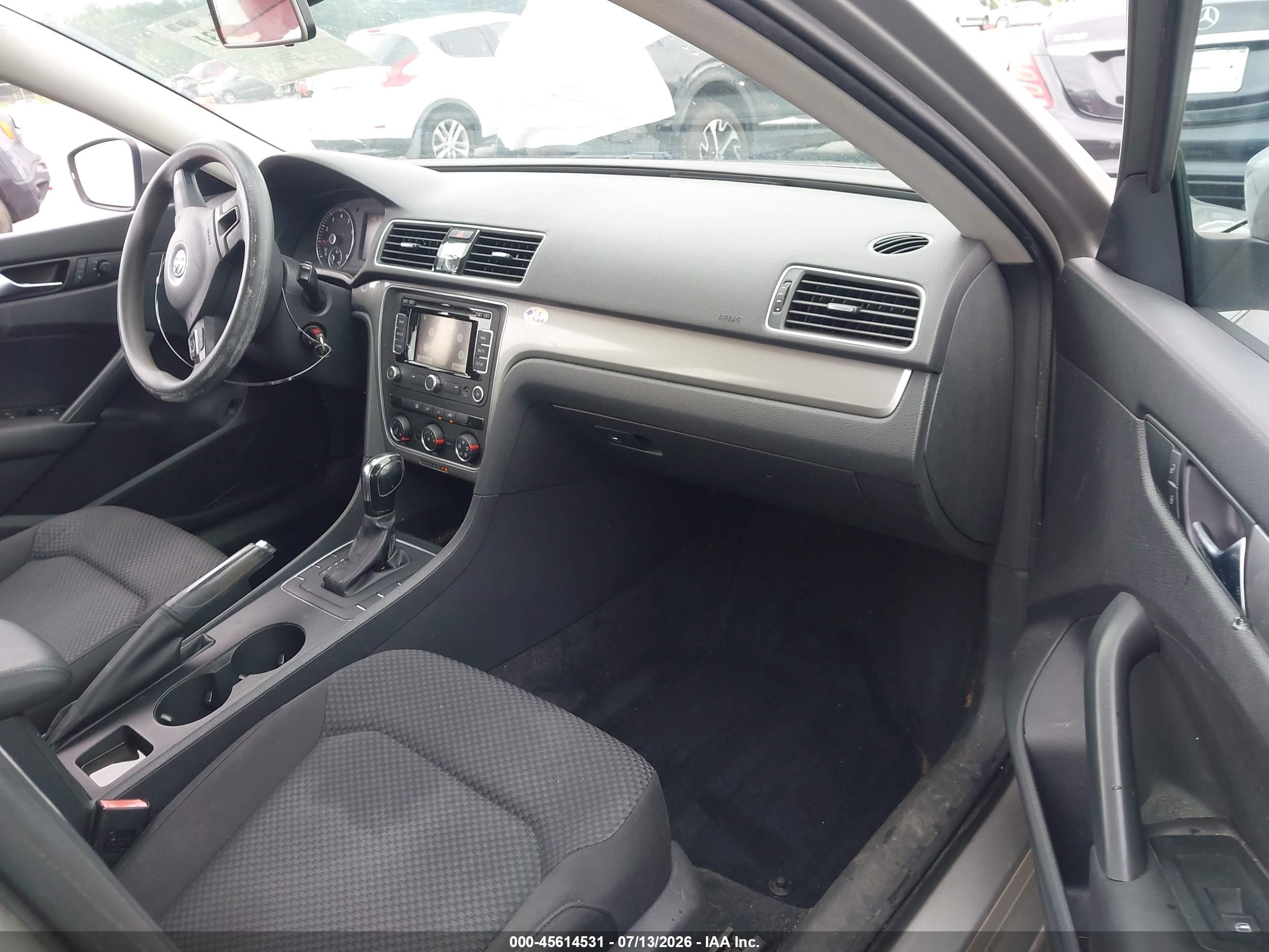 2014 Volkswagen Passat 2.5l S Silver vin: 1VWAP7A32EC026992
