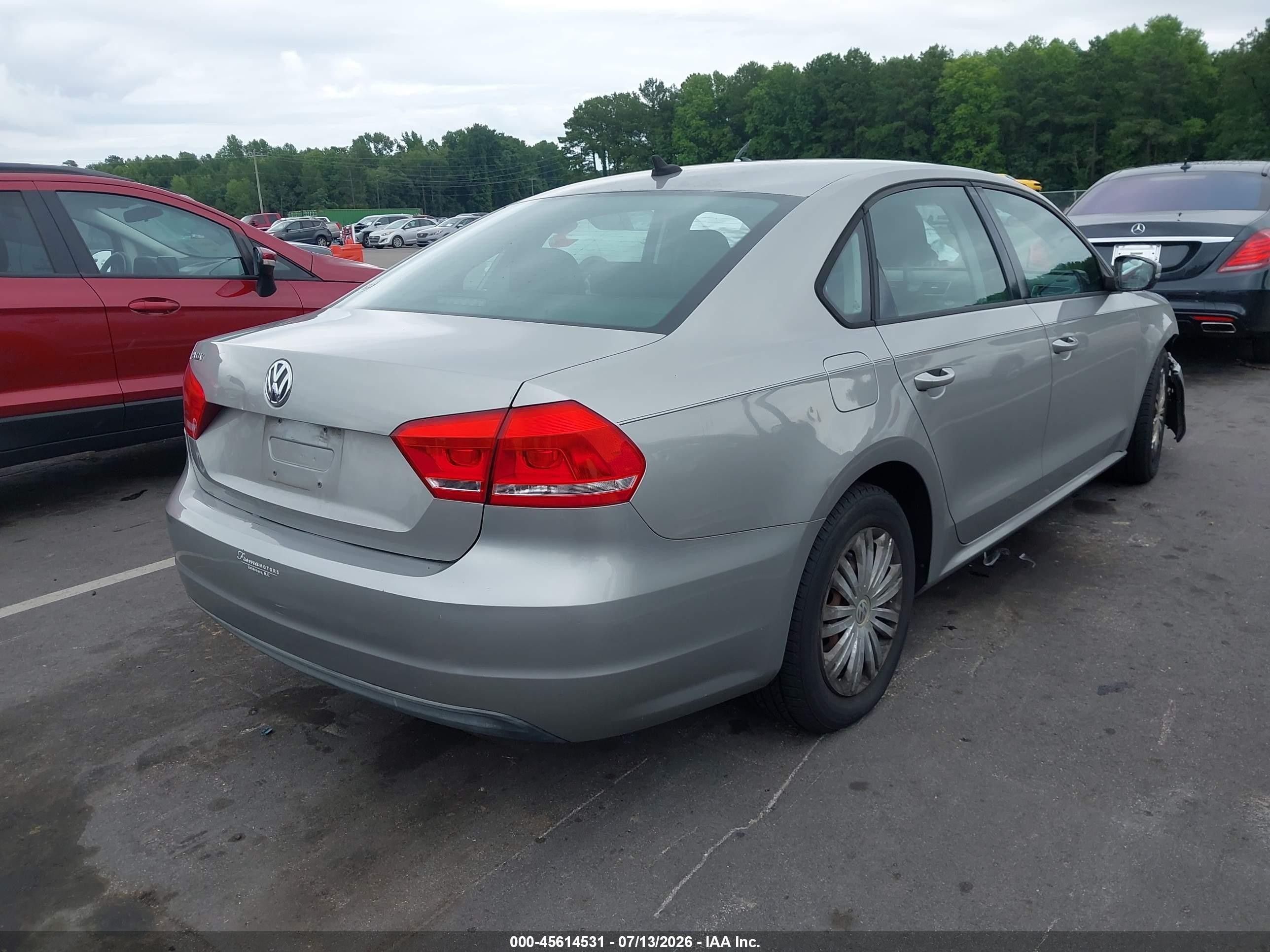 2014 Volkswagen Passat 2.5l S Silver vin: 1VWAP7A32EC026992