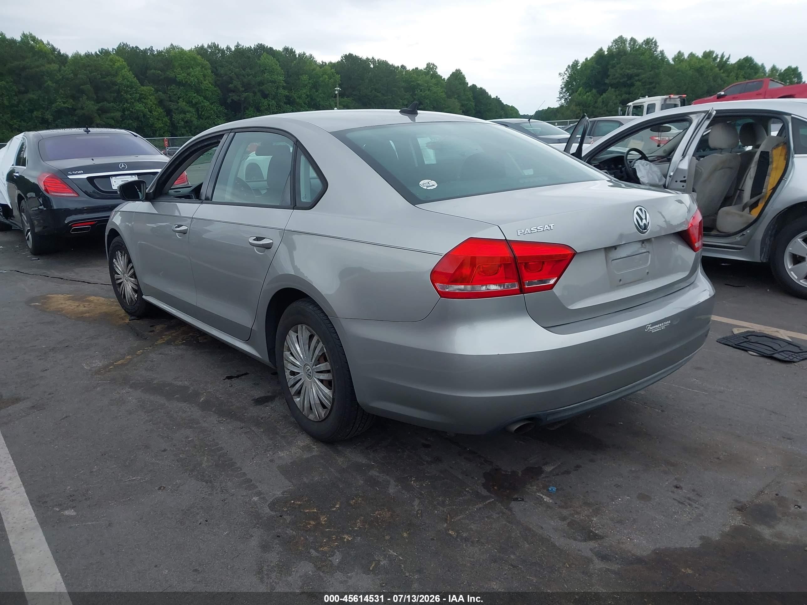 2014 Volkswagen Passat 2.5l S Silver vin: 1VWAP7A32EC026992