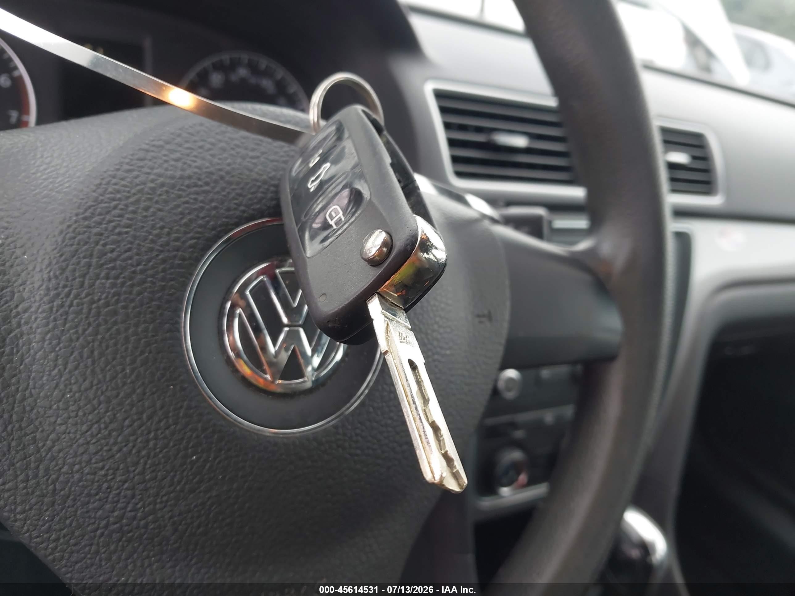 2014 Volkswagen Passat 2.5l S Silver vin: 1VWAP7A32EC026992