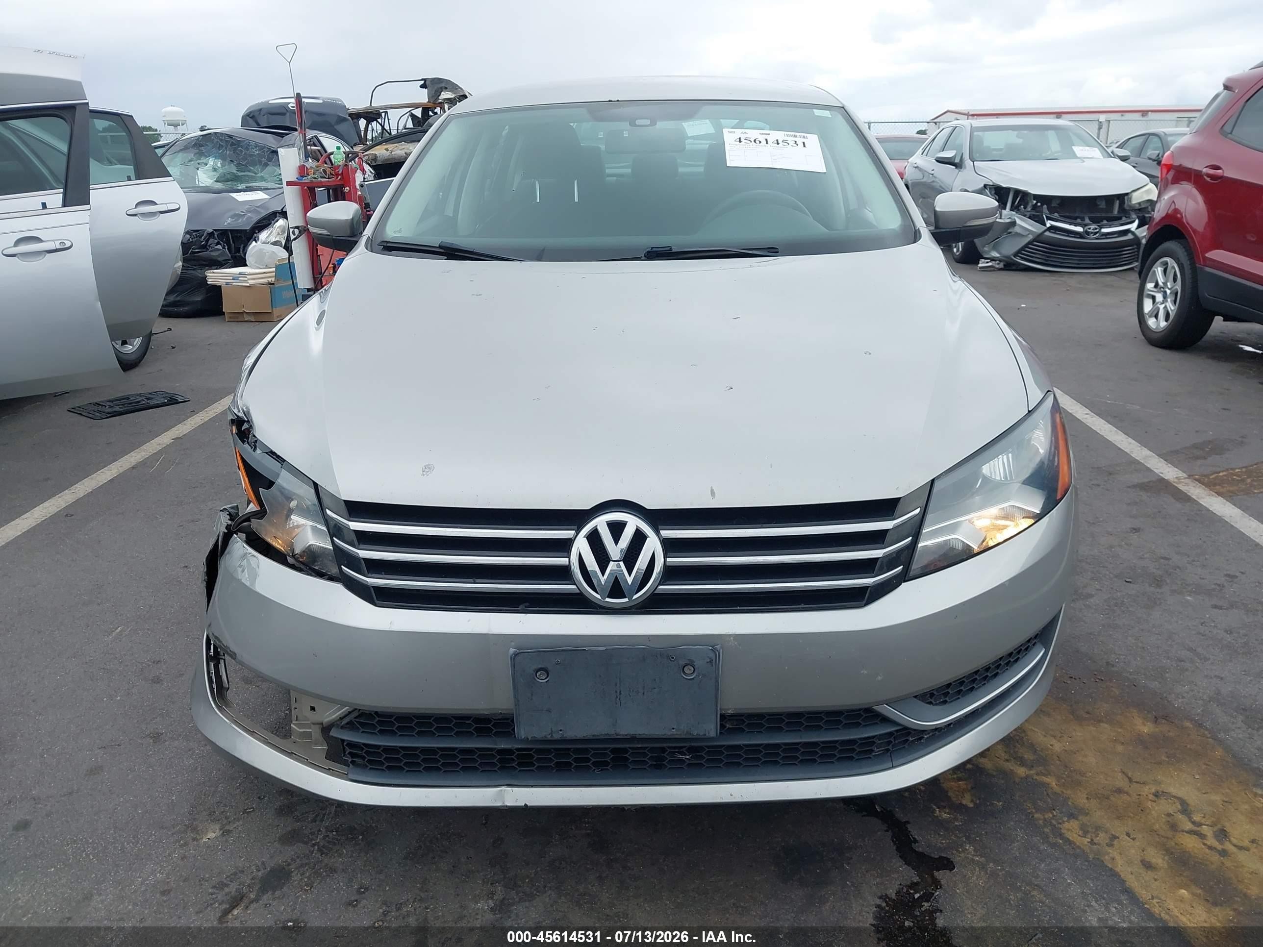 2014 Volkswagen Passat 2.5l S Silver vin: 1VWAP7A32EC026992