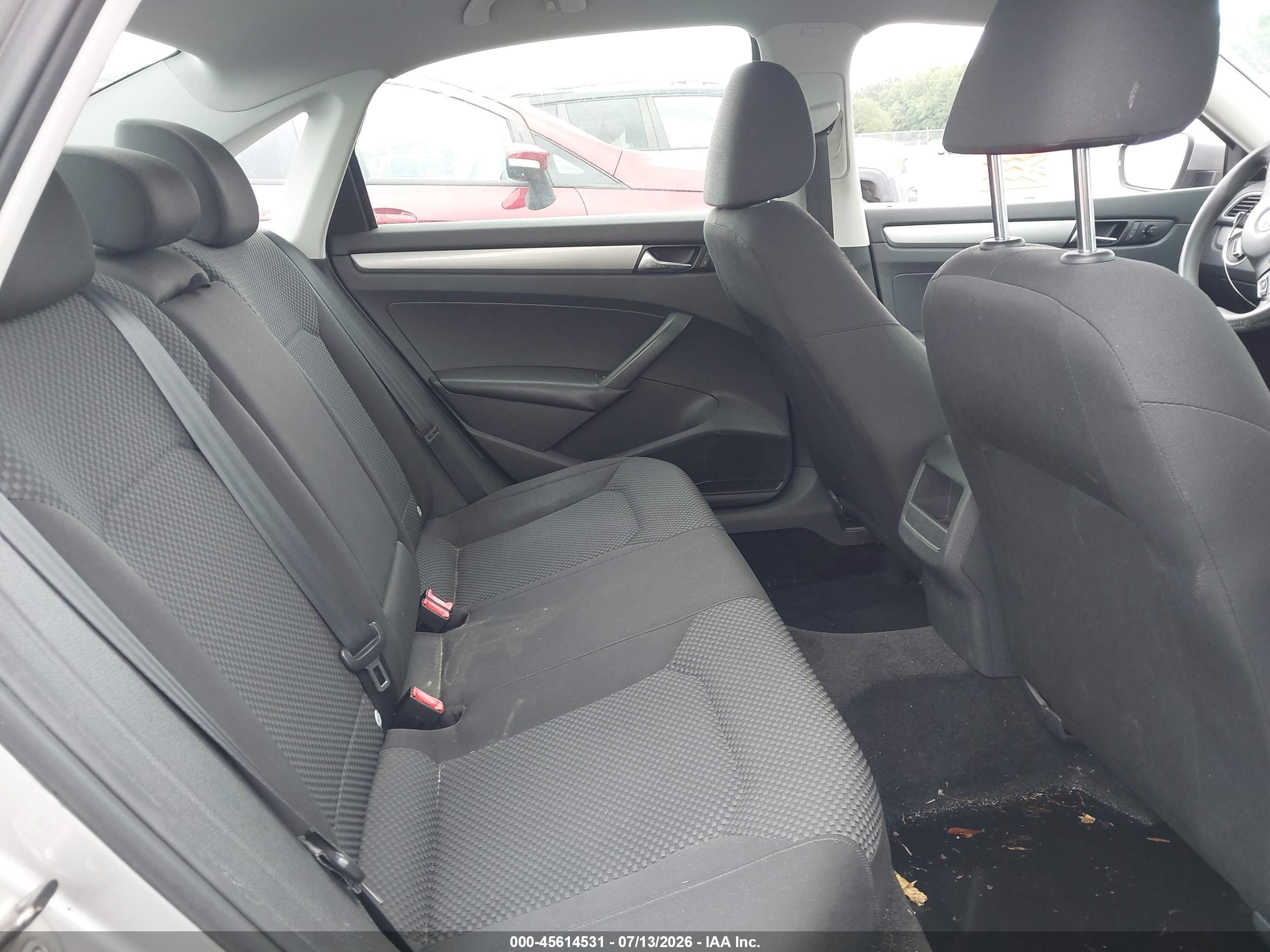 2014 Volkswagen Passat 2.5l S Silver vin: 1VWAP7A32EC026992