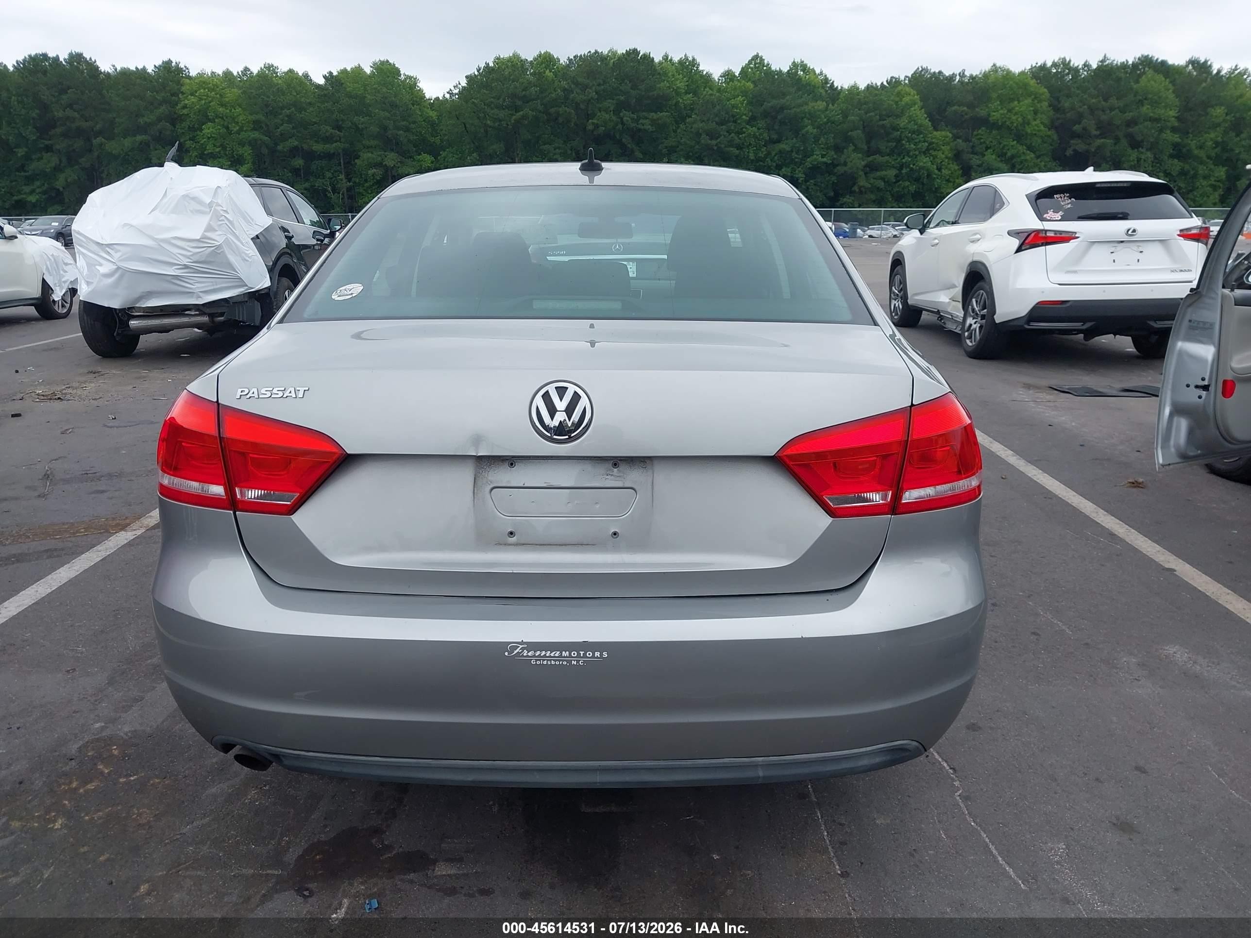 2014 Volkswagen Passat 2.5l S Silver vin: 1VWAP7A32EC026992