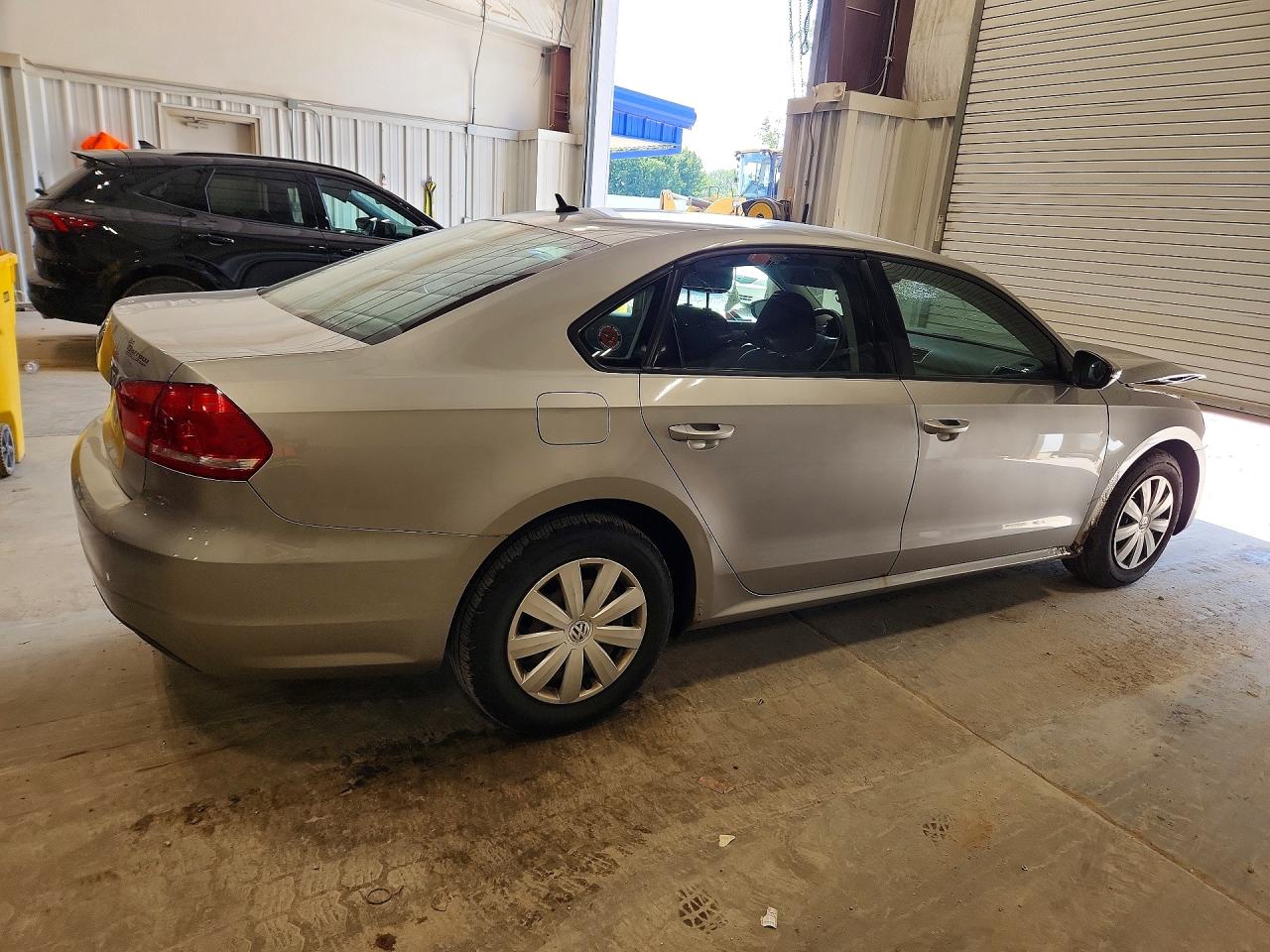 2012 Volkswagen Passat S Silver vin: 1VWAP7A33CC039408