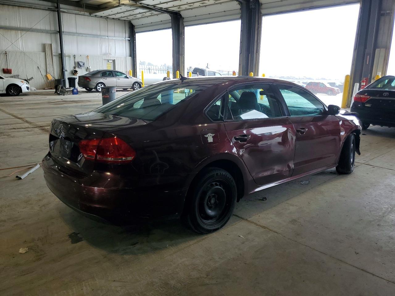 2013 Volkswagen Passat S Темно-бордовый vin: 1VWAP7A33DC062513
