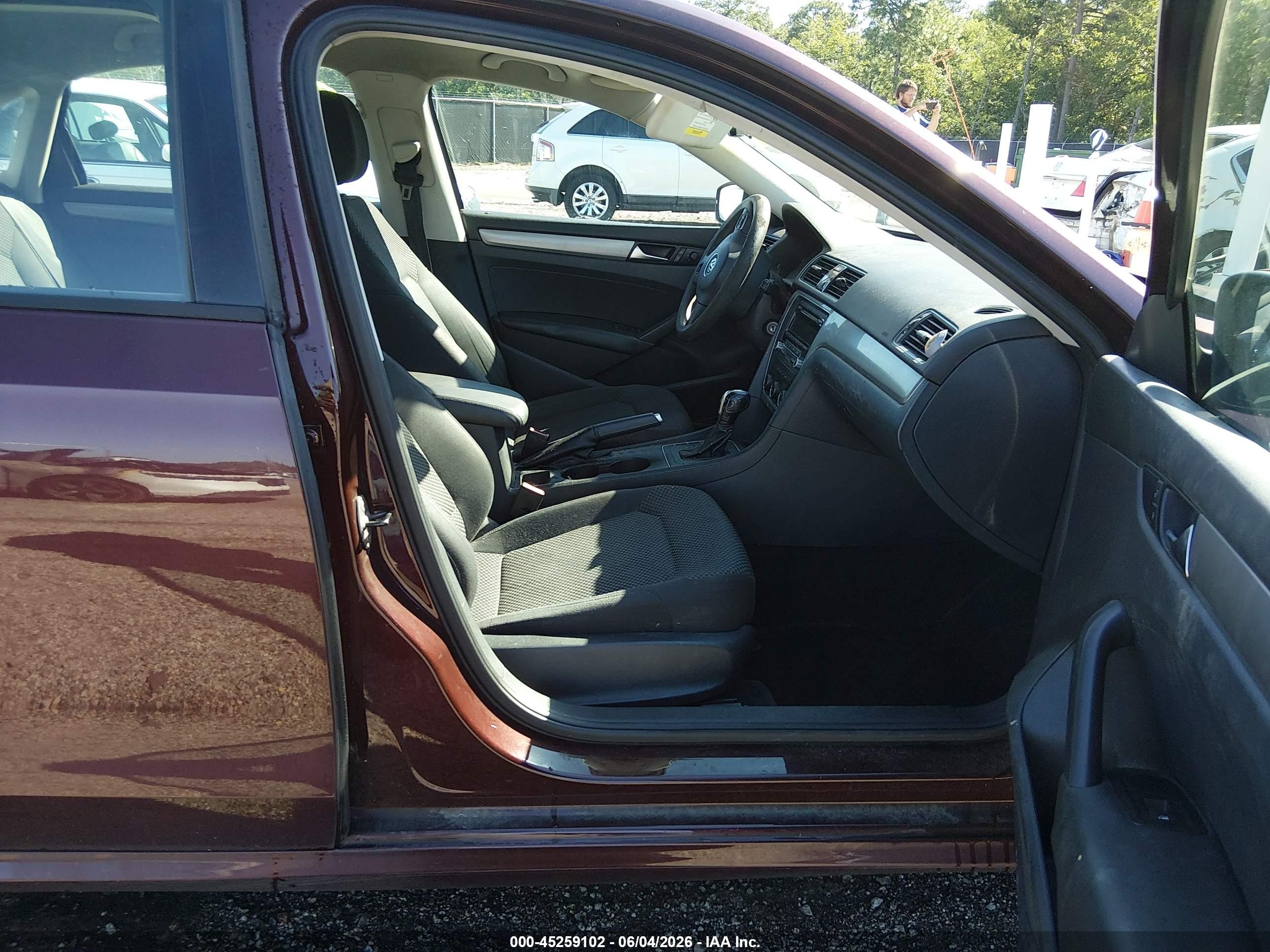 2013 Volkswagen Passat 2.5l S Бордовый vin: 1VWAP7A33DC138070