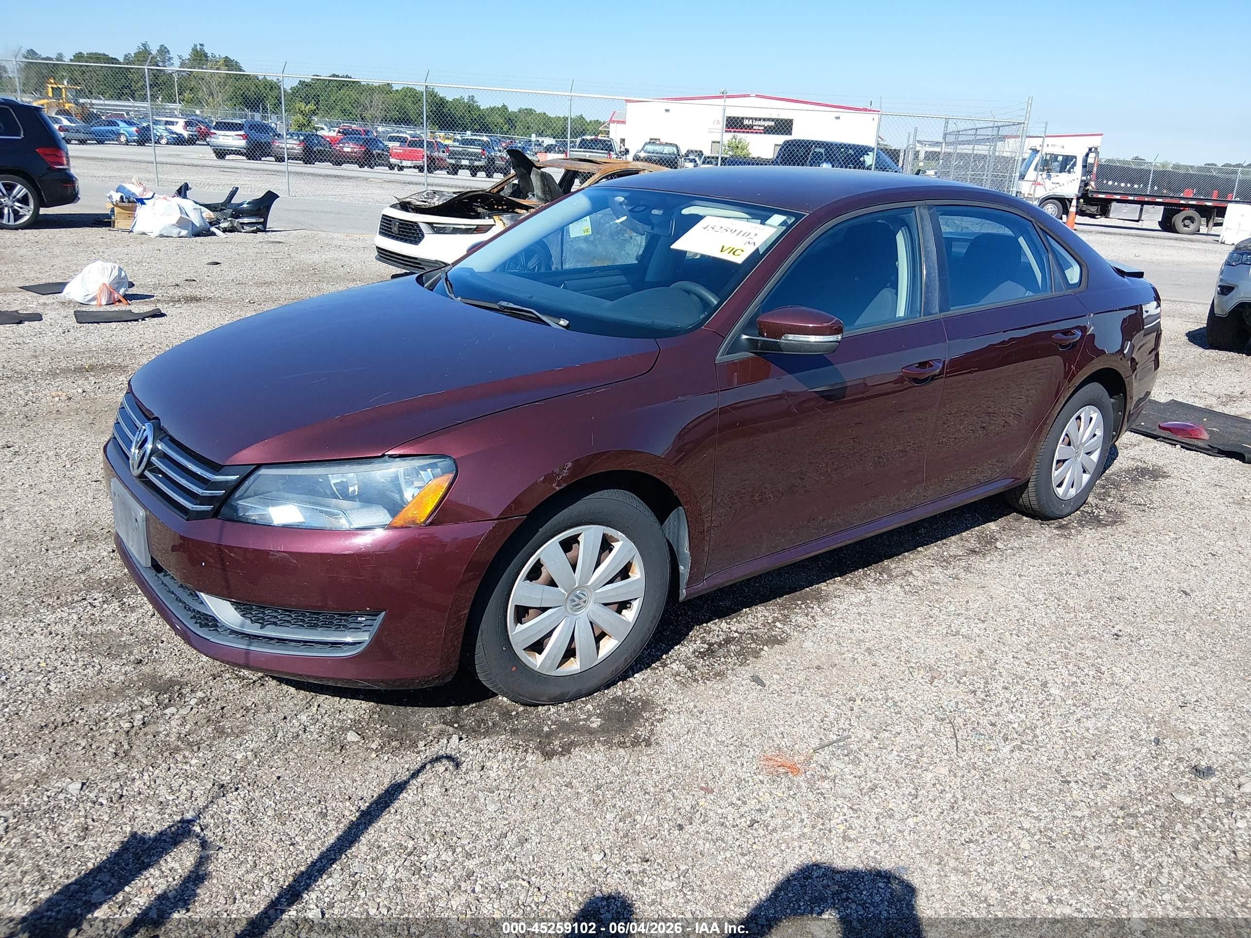 2013 Volkswagen Passat 2.5l S Бордовый vin: 1VWAP7A33DC138070