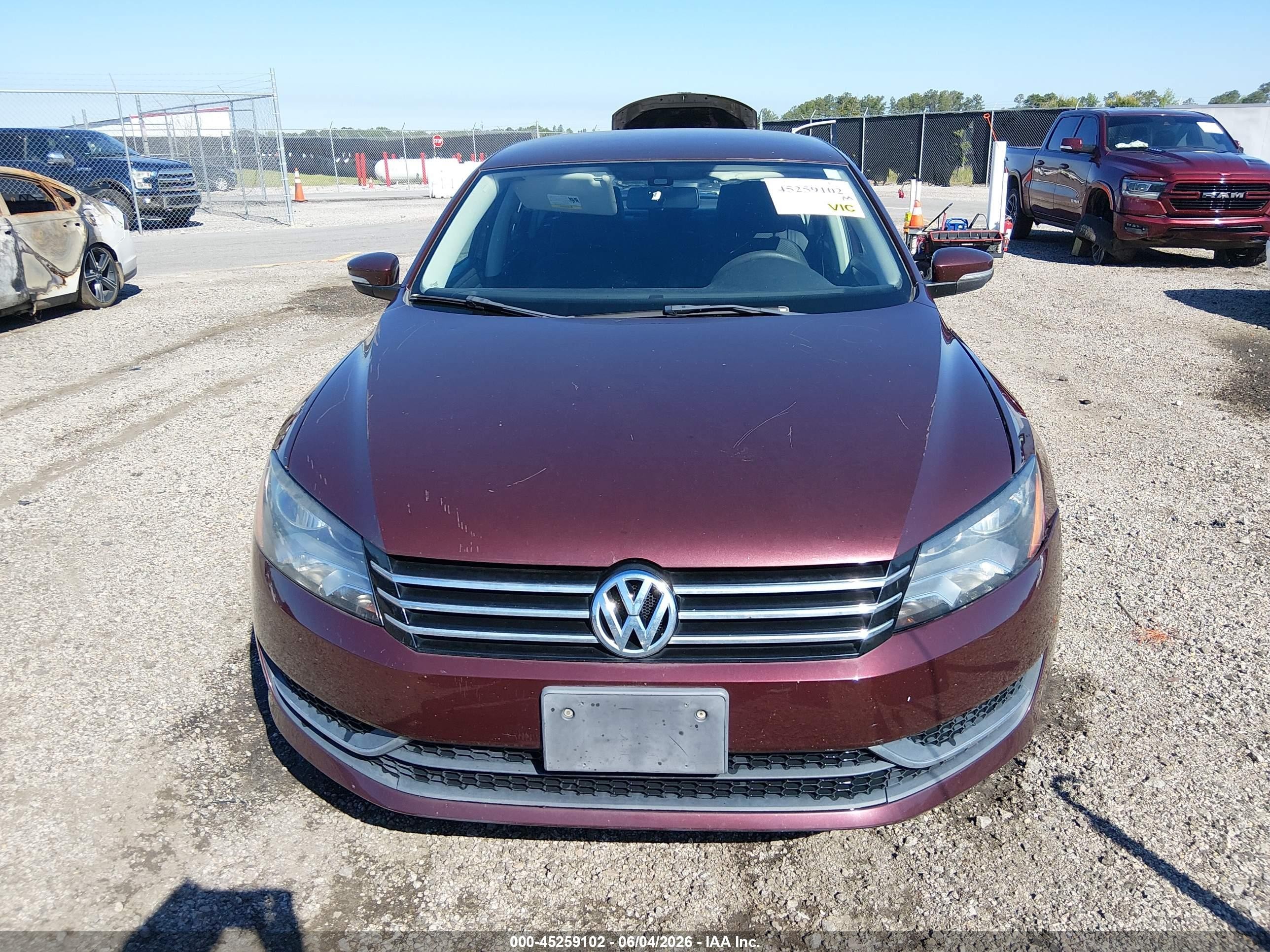 2013 Volkswagen Passat 2.5l S Бордовый vin: 1VWAP7A33DC138070