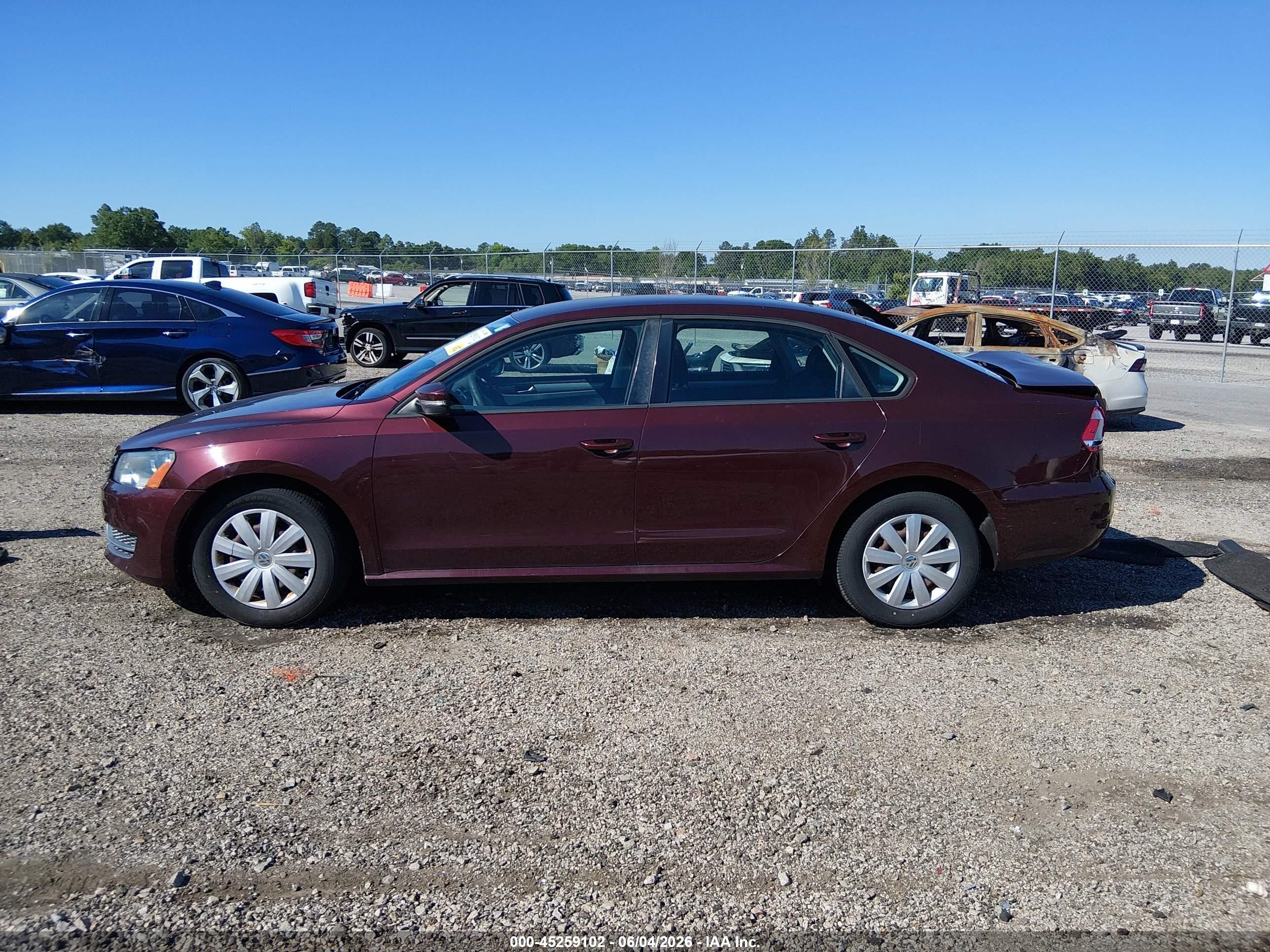 2013 Volkswagen Passat 2.5l S Бордовый vin: 1VWAP7A33DC138070
