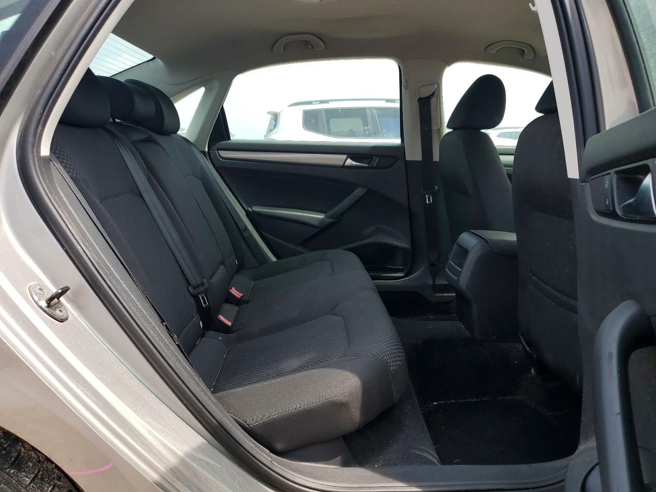 2012 Volkswagen Passat S Silver vin: 1VWAP7A34CC077701