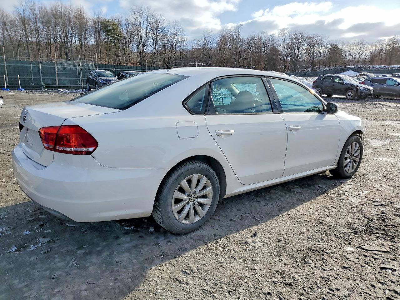 2013 Volkswagen Passat S White vin: 1VWAP7A34DC073293