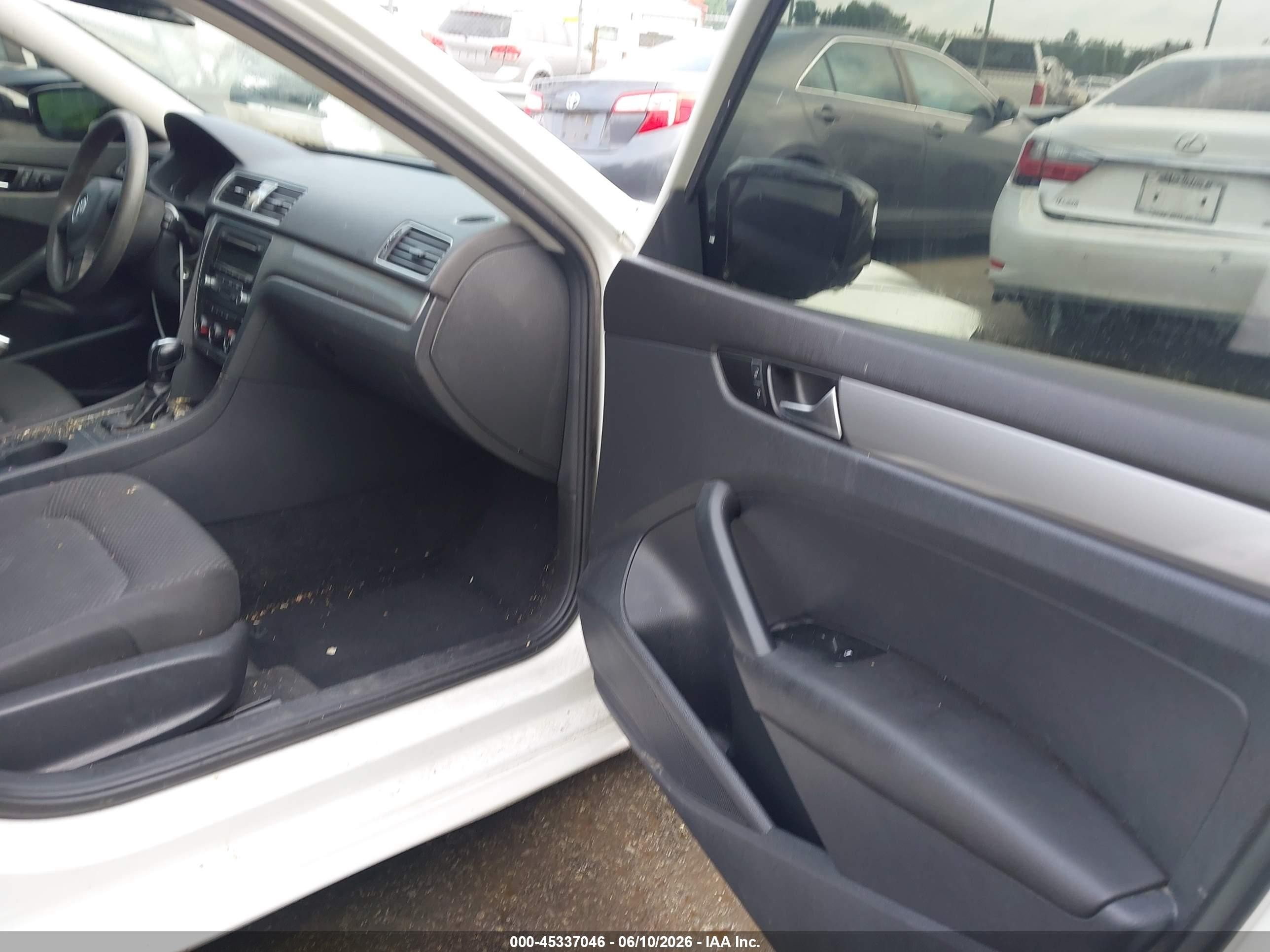 2013 Volkswagen Passat 2.5l S Белый vin: 1VWAP7A34DC121519