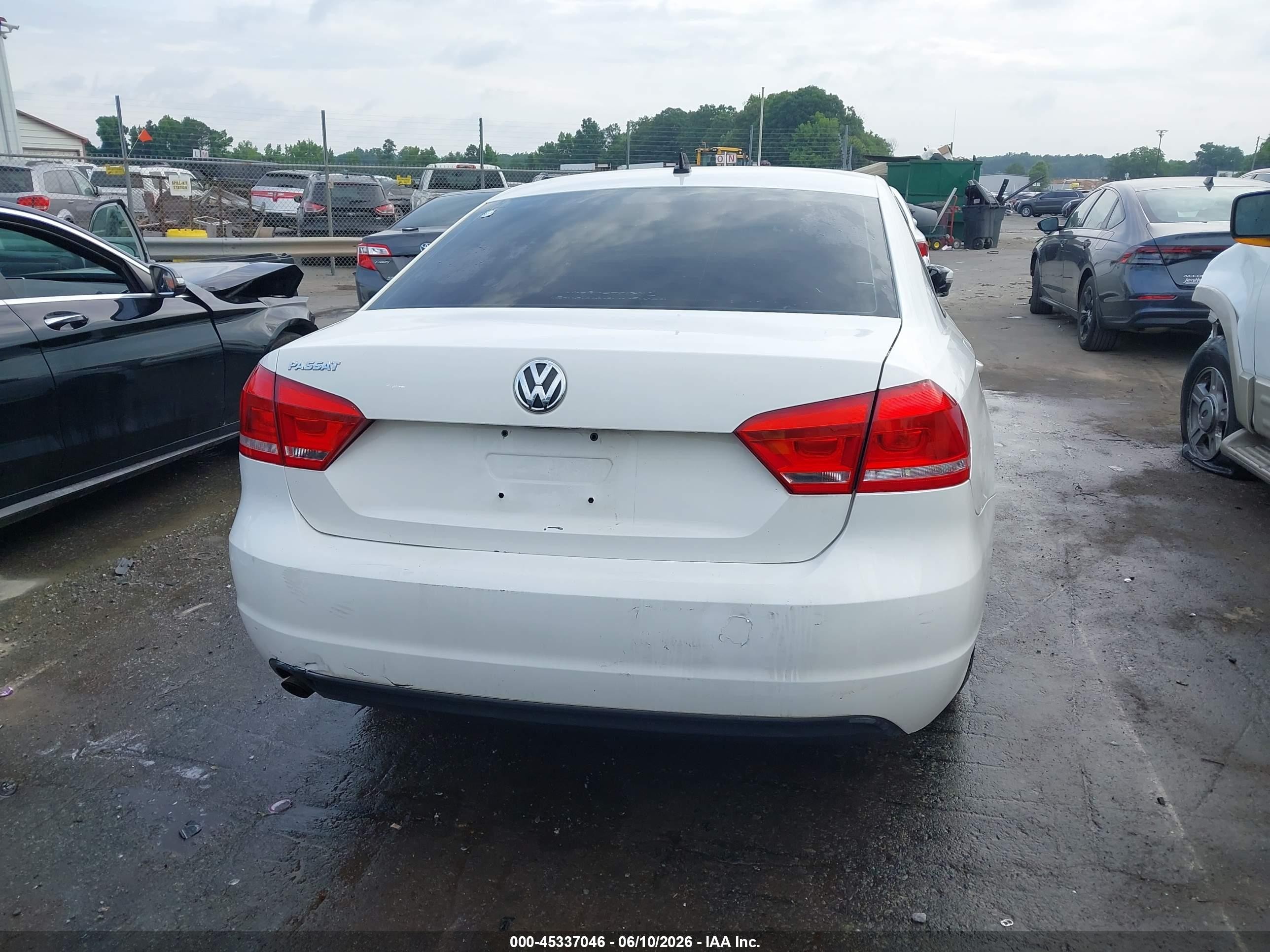 2013 Volkswagen Passat 2.5l S Белый vin: 1VWAP7A34DC121519