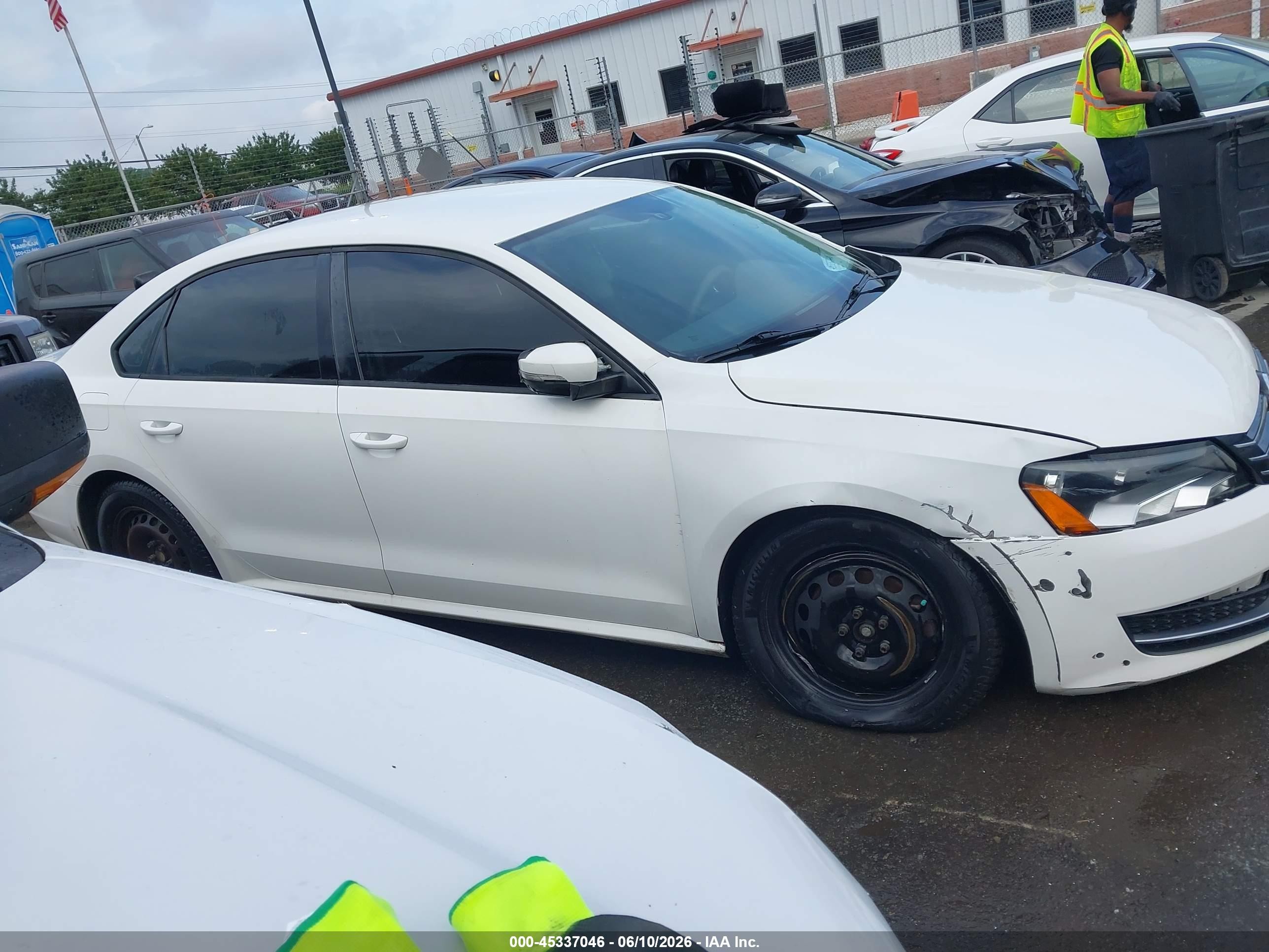 2013 Volkswagen Passat 2.5l S Белый vin: 1VWAP7A34DC121519