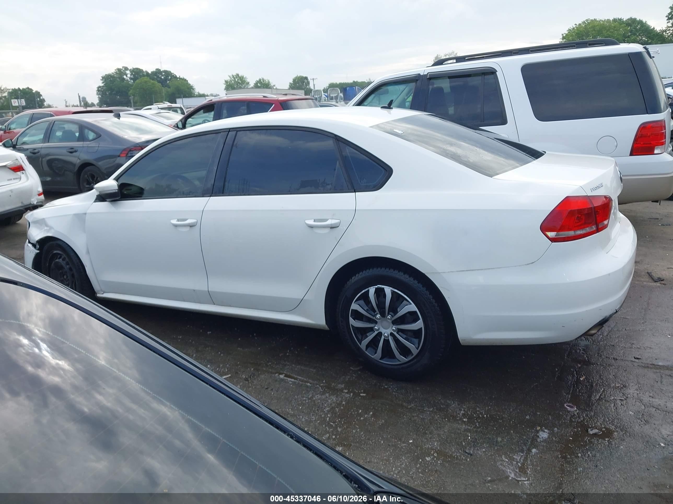 2013 Volkswagen Passat 2.5l S Белый vin: 1VWAP7A34DC121519