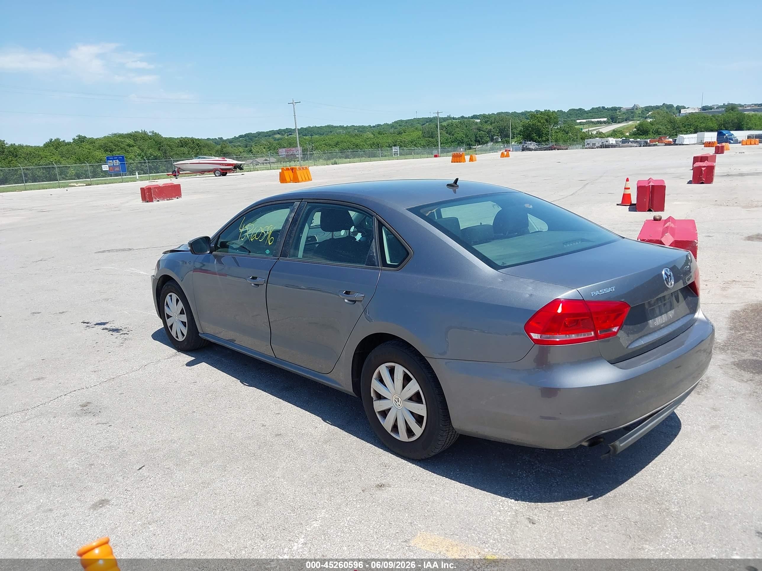 2013 Volkswagen Passat 2.5l S Silver vin: 1VWAP7A34DC139101