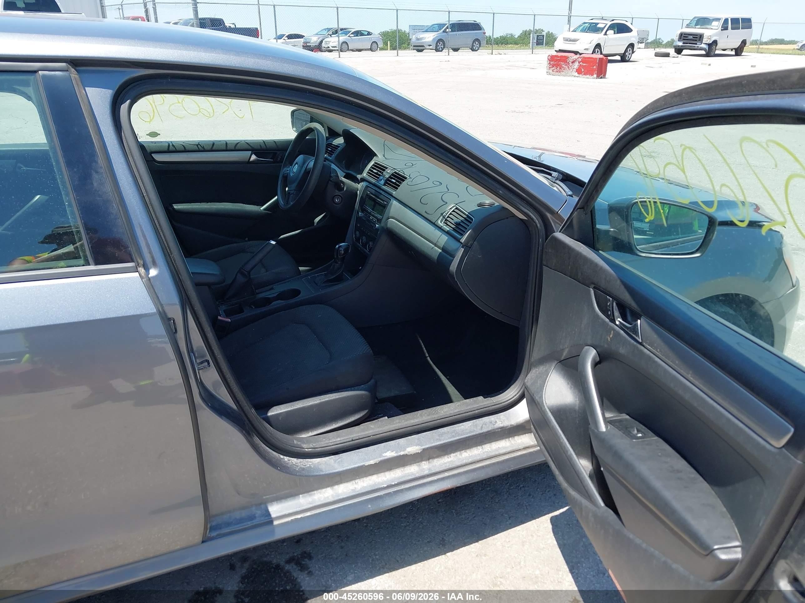 2013 Volkswagen Passat 2.5l S Silver vin: 1VWAP7A34DC139101