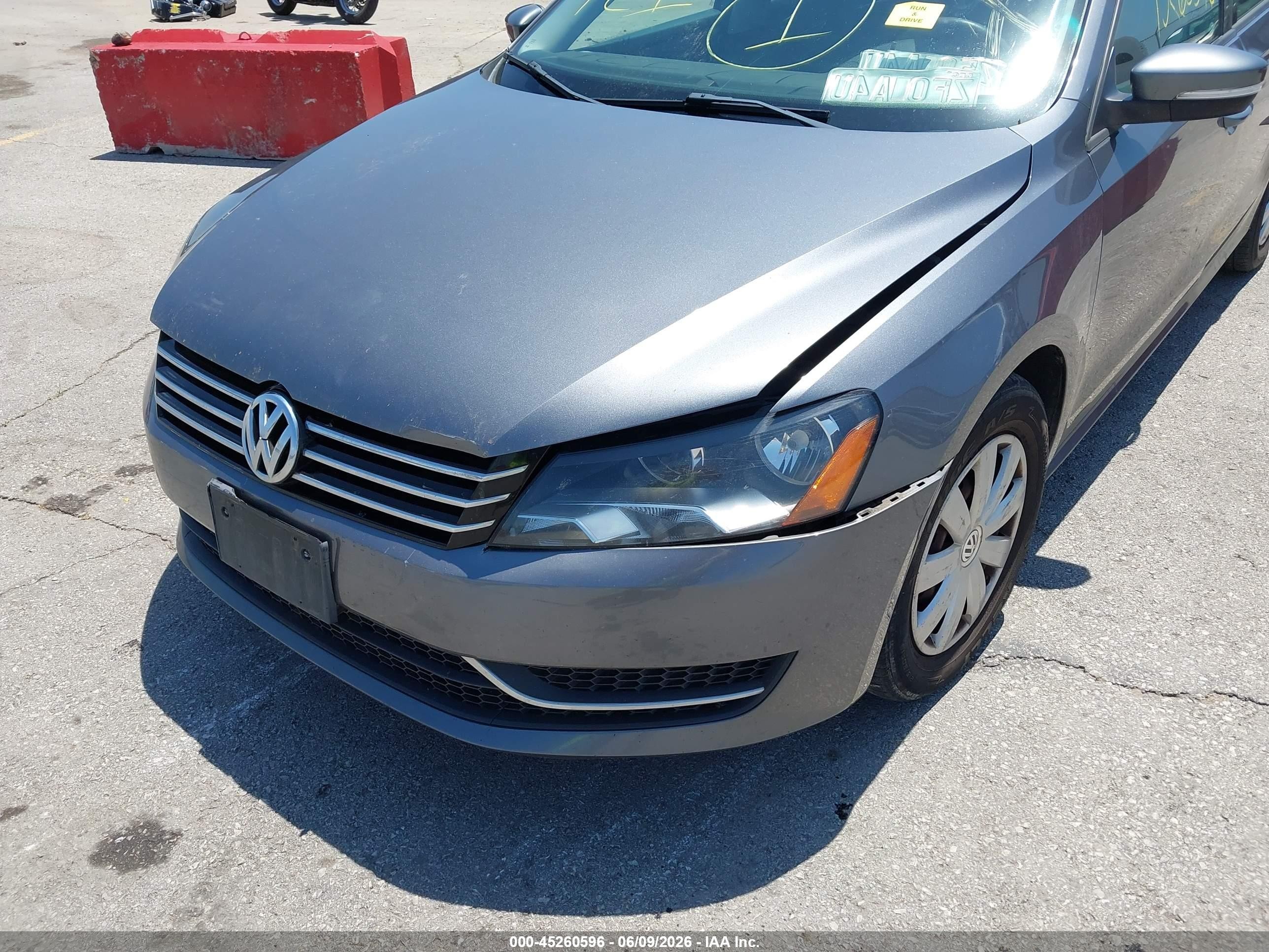 2013 Volkswagen Passat 2.5l S Silver vin: 1VWAP7A34DC139101