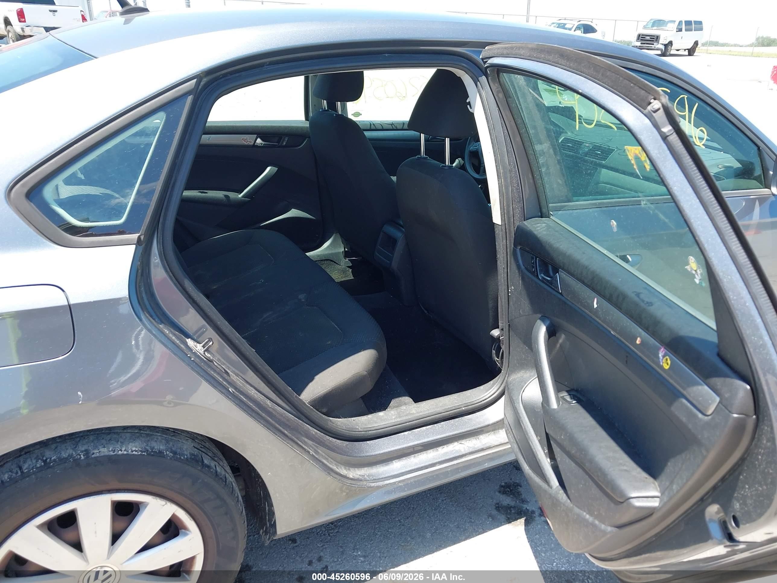 2013 Volkswagen Passat 2.5l S Silver vin: 1VWAP7A34DC139101