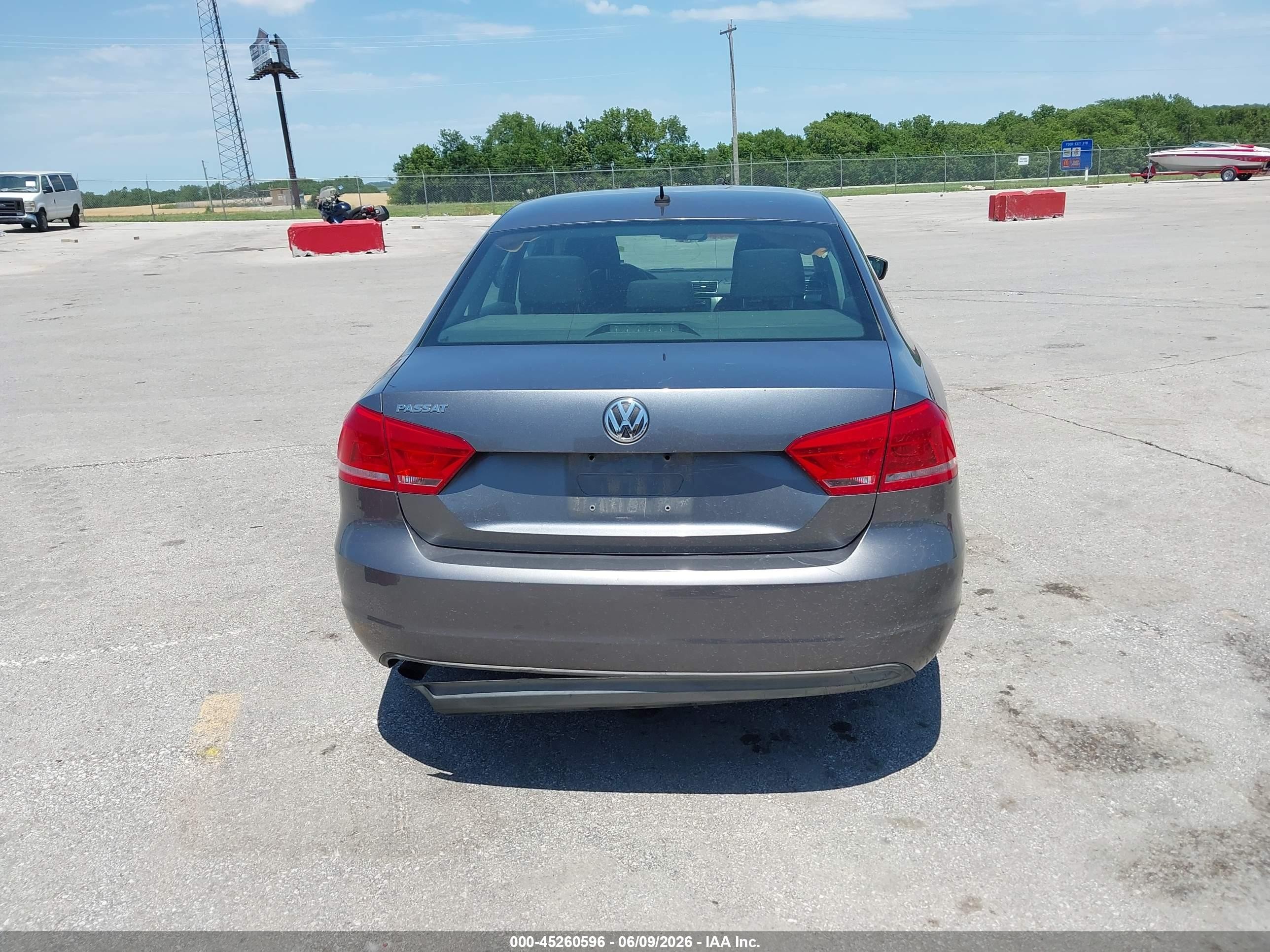 2013 Volkswagen Passat 2.5l S Silver vin: 1VWAP7A34DC139101